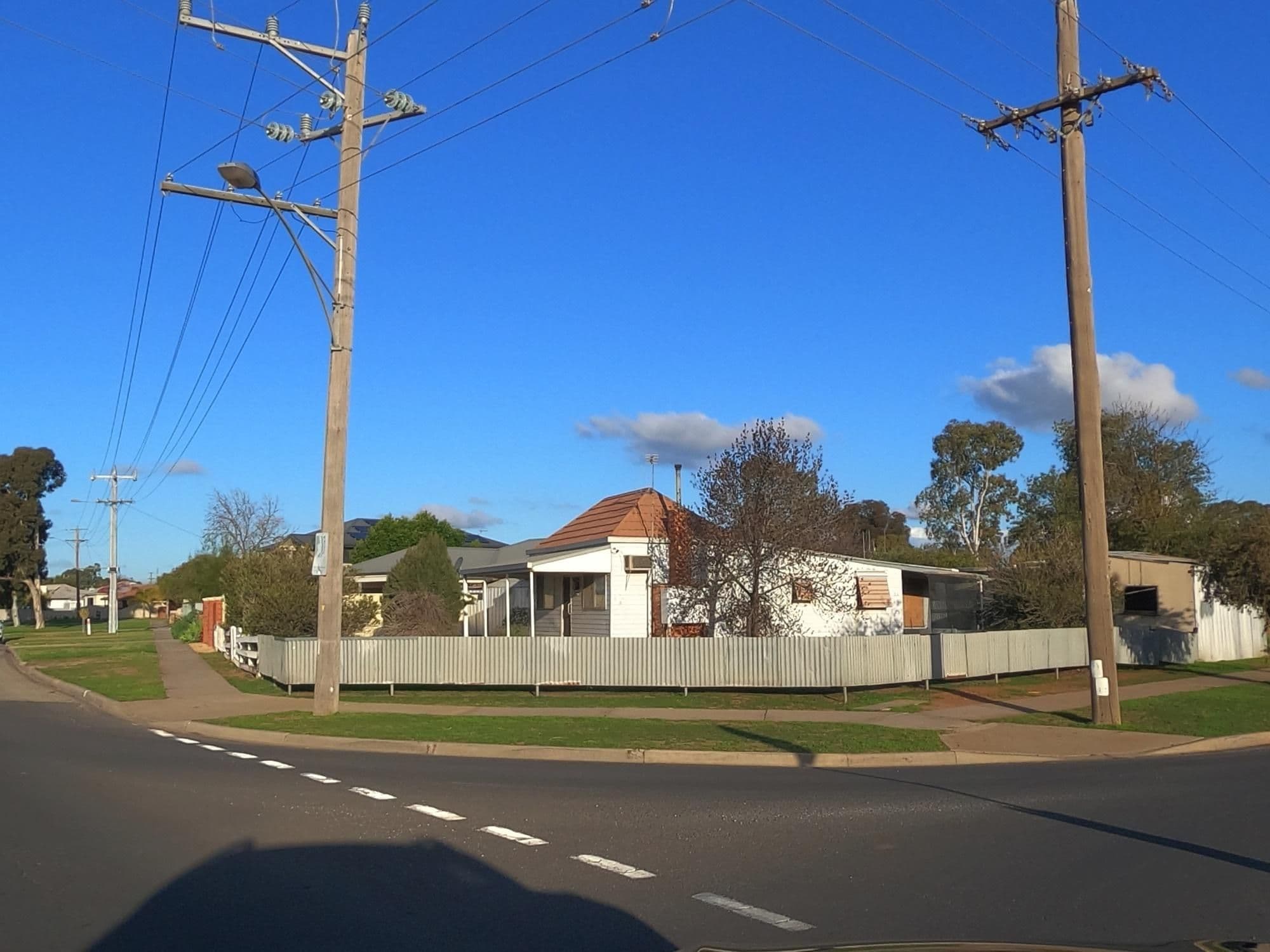 Street view near Swan Hill, Swan Hill — © r33za (CC BY-SA · Mapillary)