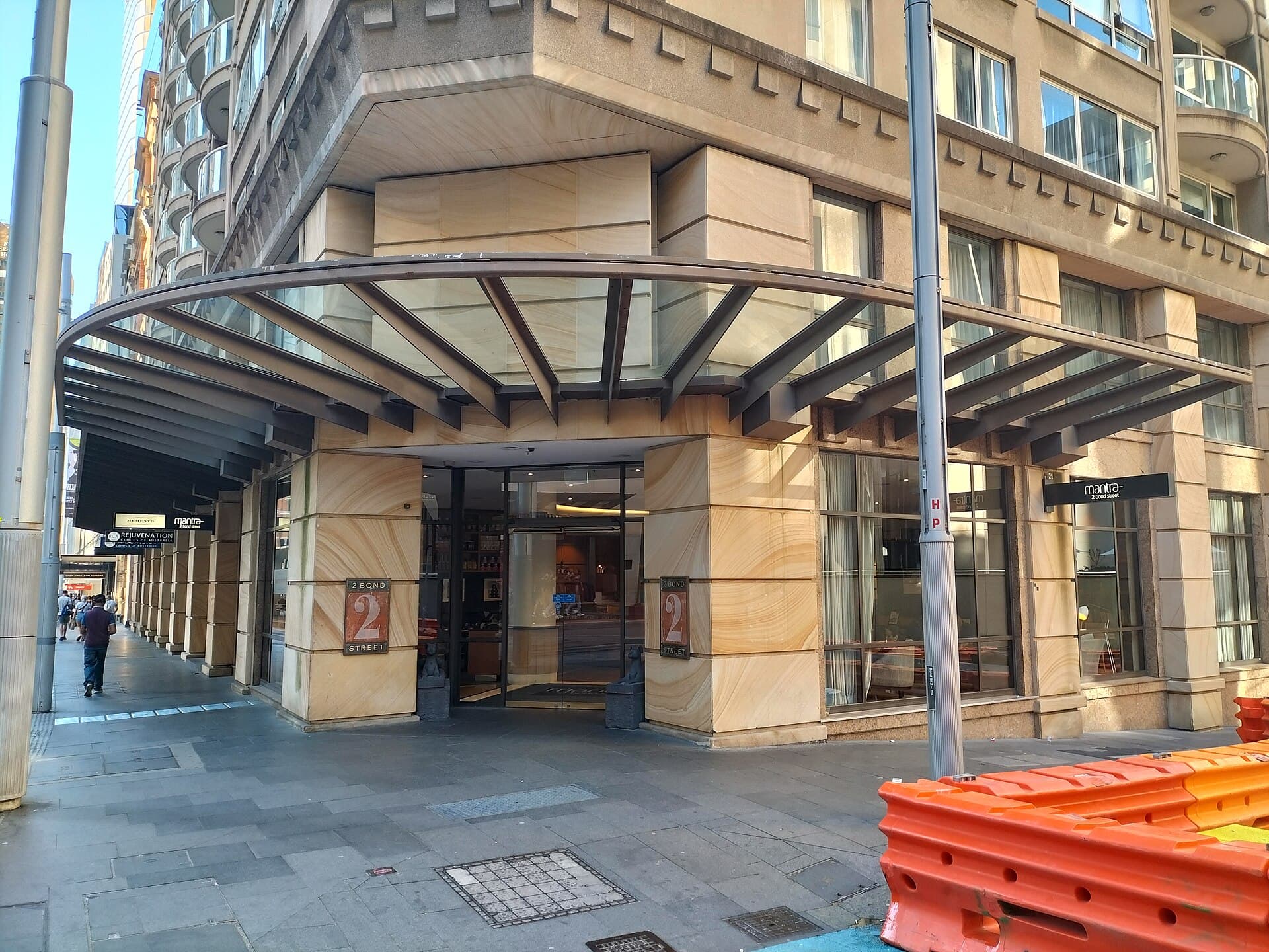 Mantra 2 Bond Street Sydney (via Wikimedia Commons, CC BY-SA 3.0)