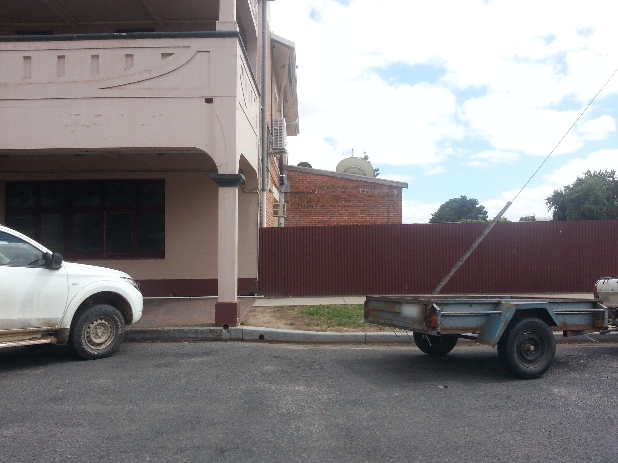 Street view near Taylor's Palace Hotel, Warracknabeal — © bob3bob3 (CC BY-SA · Mapillary)