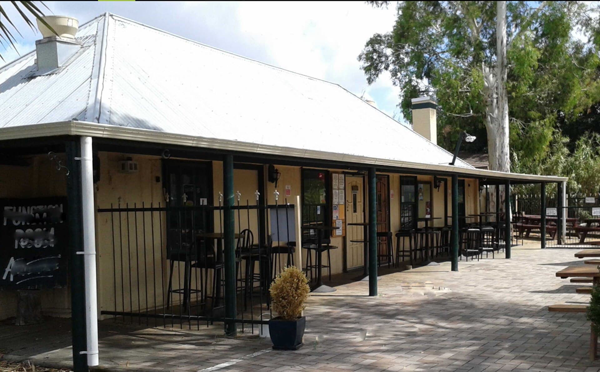 The Old Canberra Inn (via Wikimedia Commons, CC BY-SA 4.0)