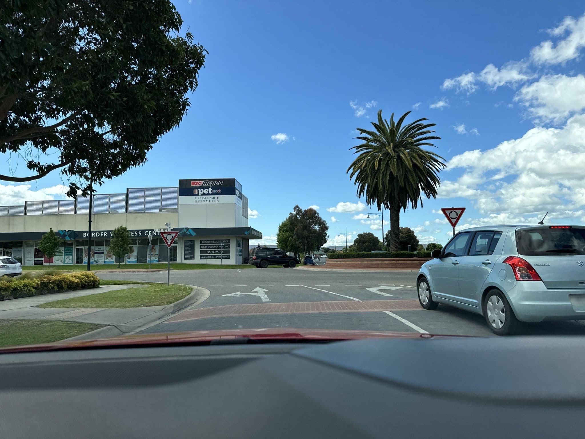 Street view near Elgin's Hotel Wodonga, Wodonga — © aaaaplay (CC BY-SA · Mapillary)
