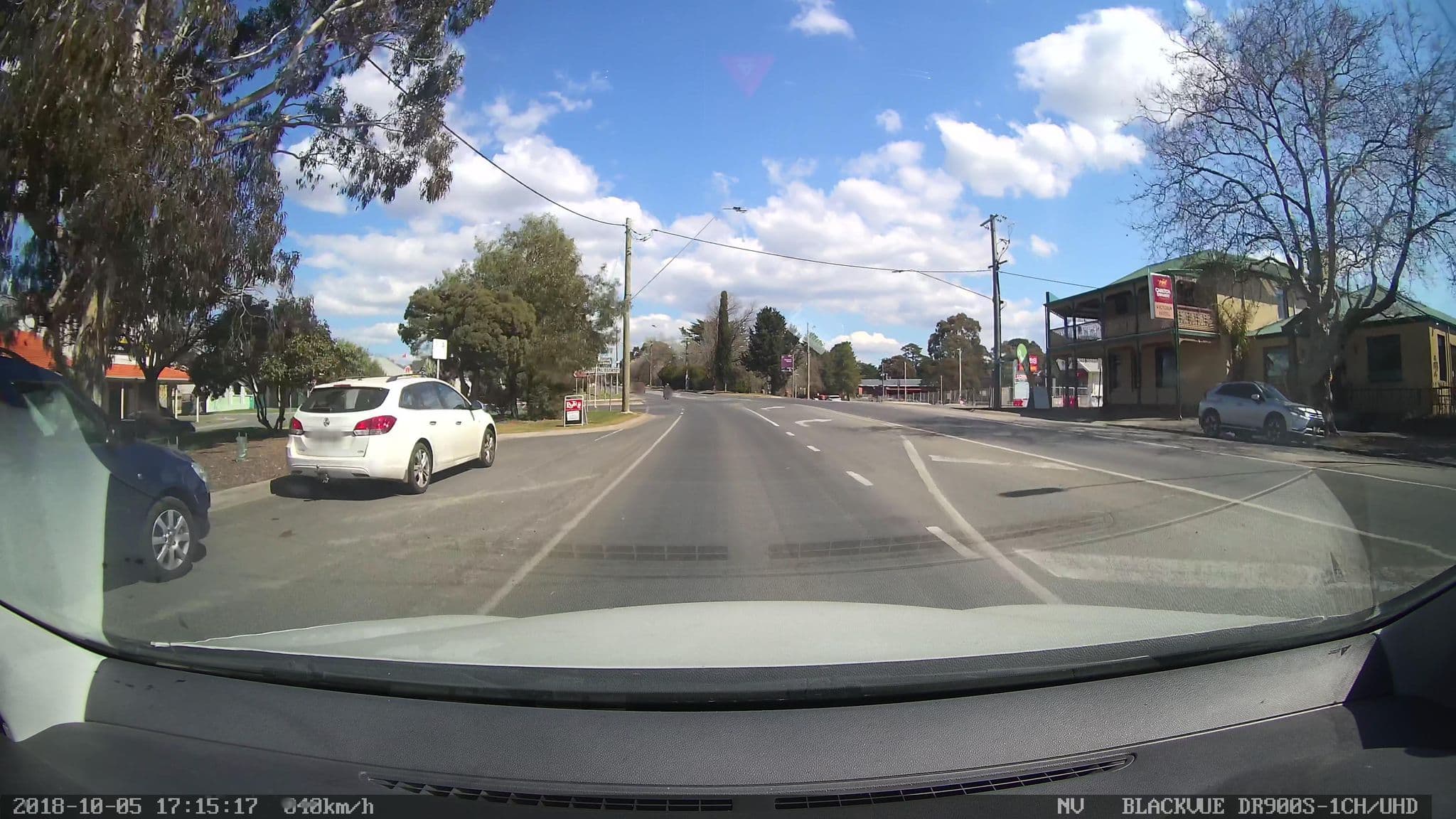 Street view near The Vic Hotel, Woodend — © eneerhut (CC BY-SA · Mapillary)