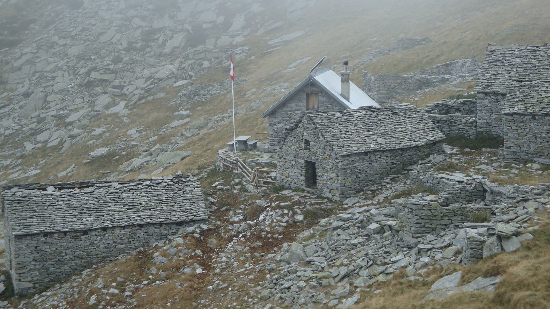 Capanna Ribia (via Wikimedia Commons, CC BY-SA 3.0)