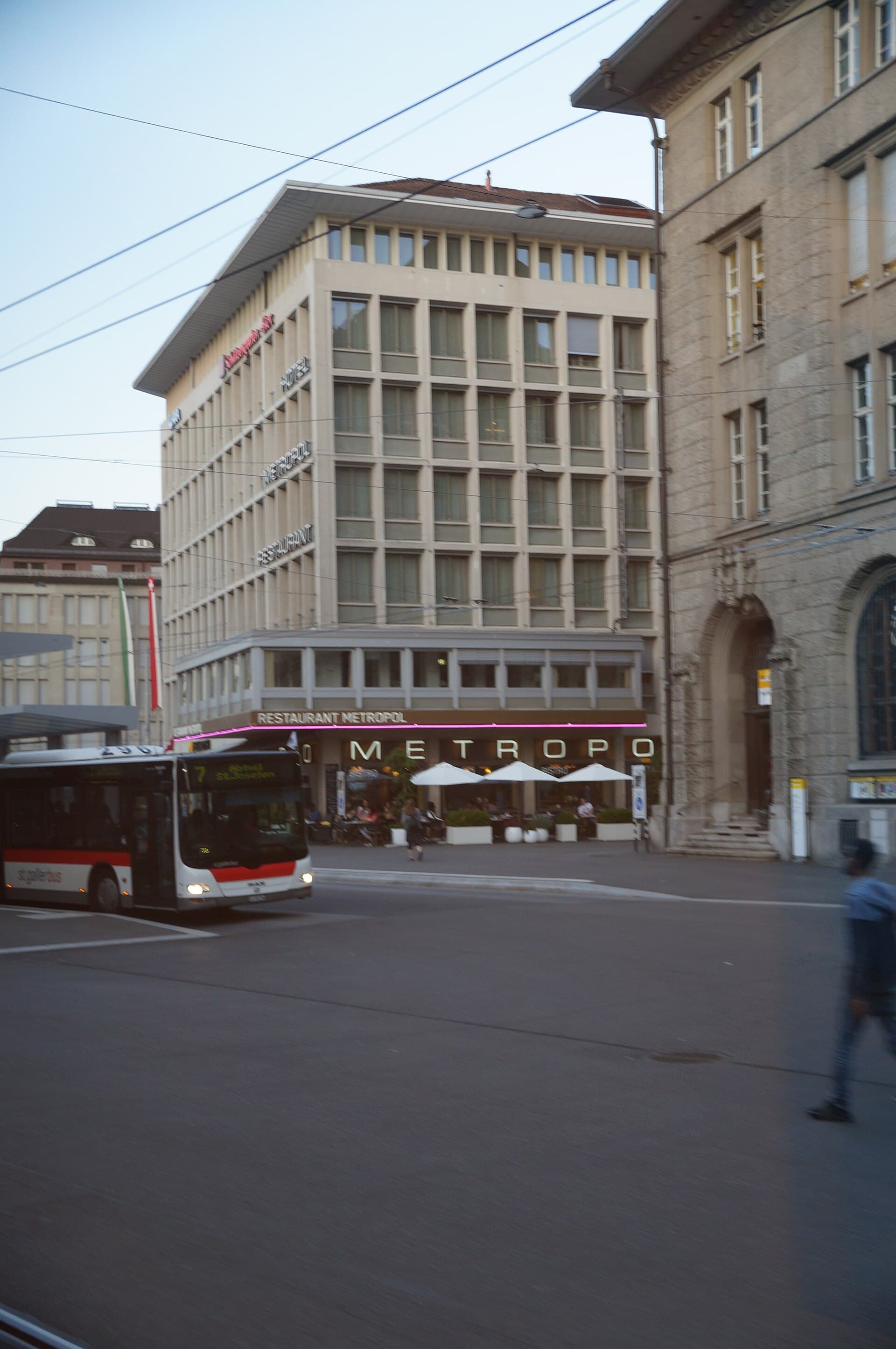 Hotel Metropol (via Wikimedia Commons, CC BY-SA 3.0)