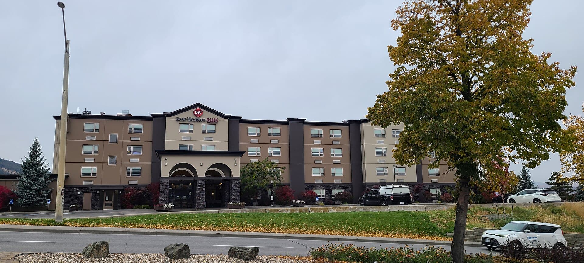 Best Western Plus Kamloops Hotel (via Wikimedia Commons, CC BY-SA 3.0)