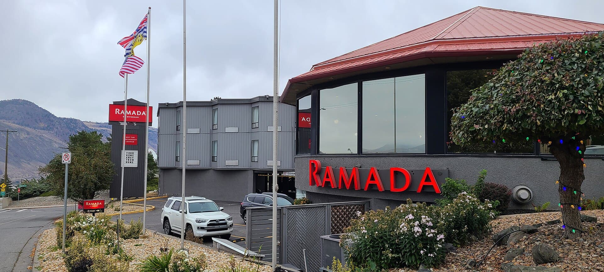 Ramada by Wyndham Kamloops (via Wikimedia Commons, CC BY-SA 3.0)