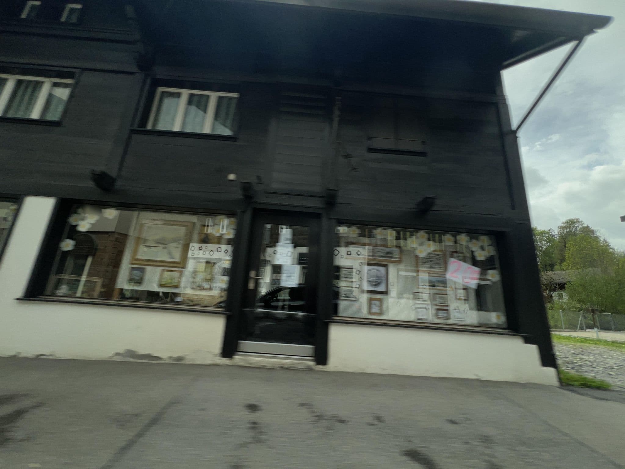 Street view near Dinh Residence, Zweisimmen — © yellowracer (CC BY-SA · Mapillary)