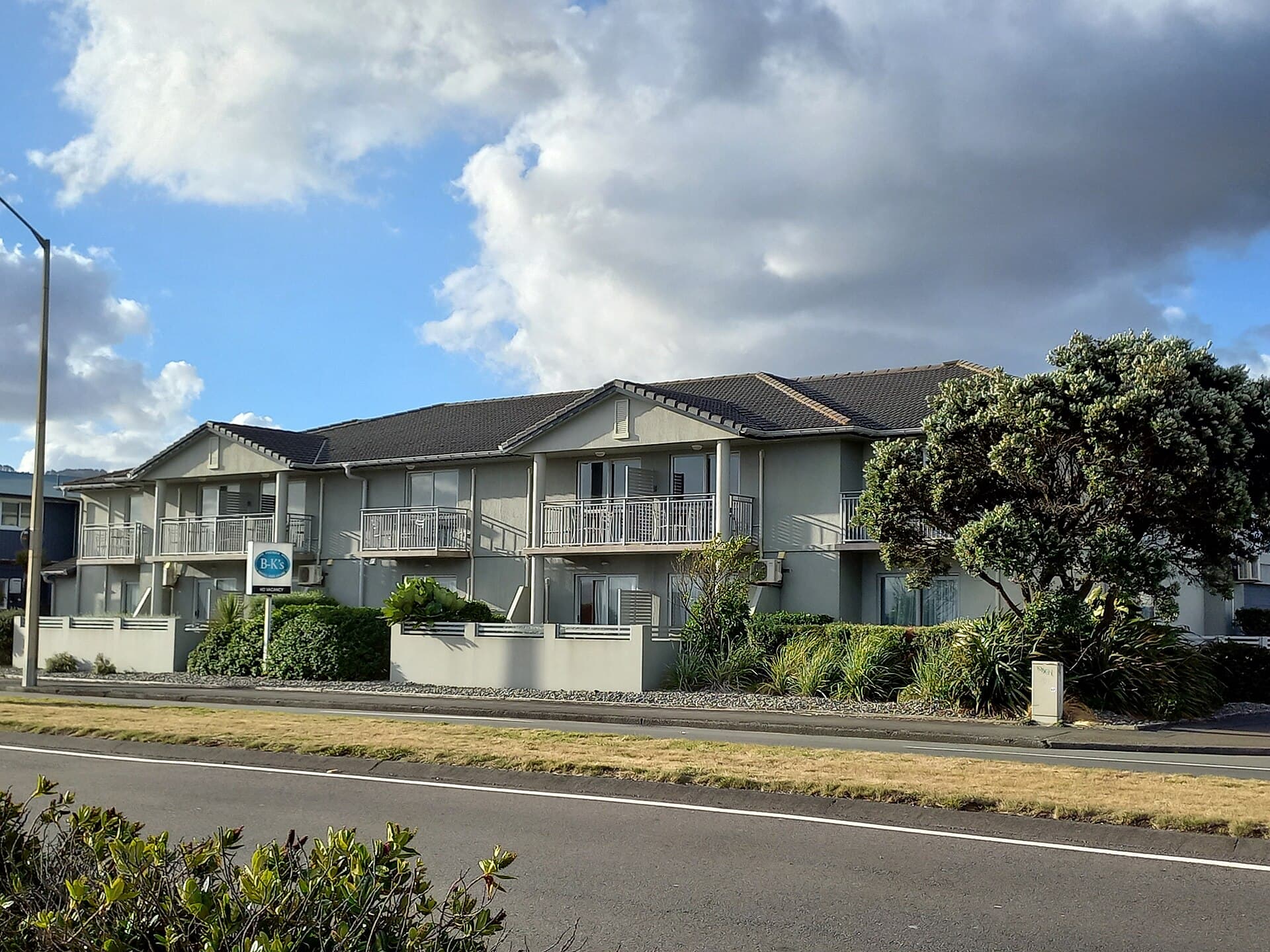 BKs Premier Motel Esplanade (via Wikimedia Commons, CC BY-SA 3.0)