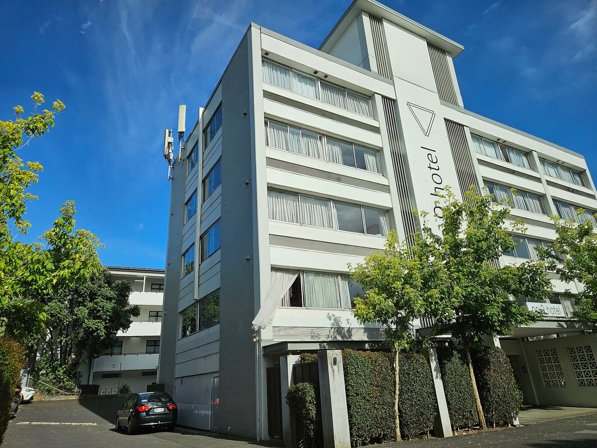 No. 9 Hotel (via Wikimedia Commons, CC BY 4.0)