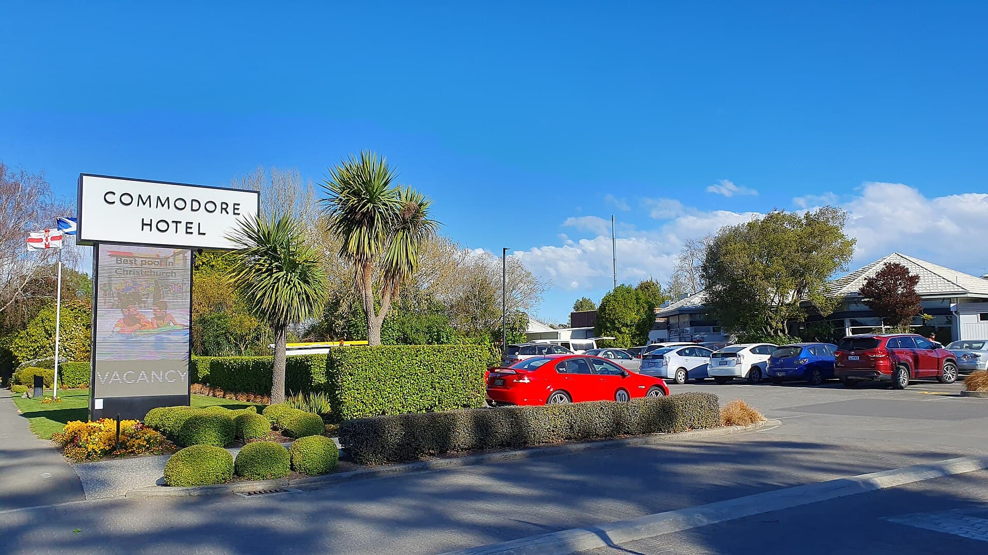 Commodore Hotel (via Wikimedia Commons, CC BY-SA 4.0)