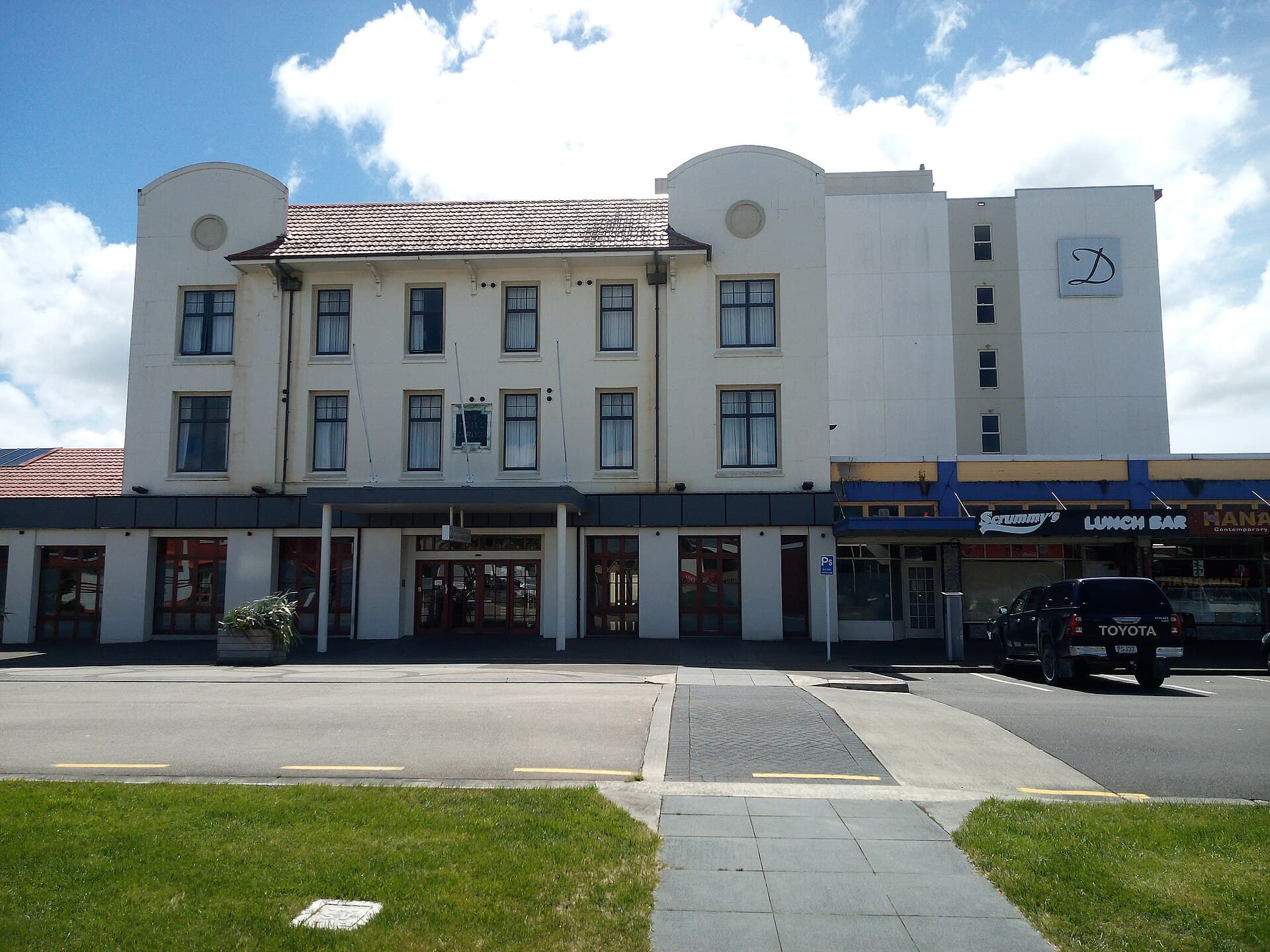 Distinction Palmerston North Hotel & Conference Centre (via Wikimedia Commons, CC BY-SA 4.0)