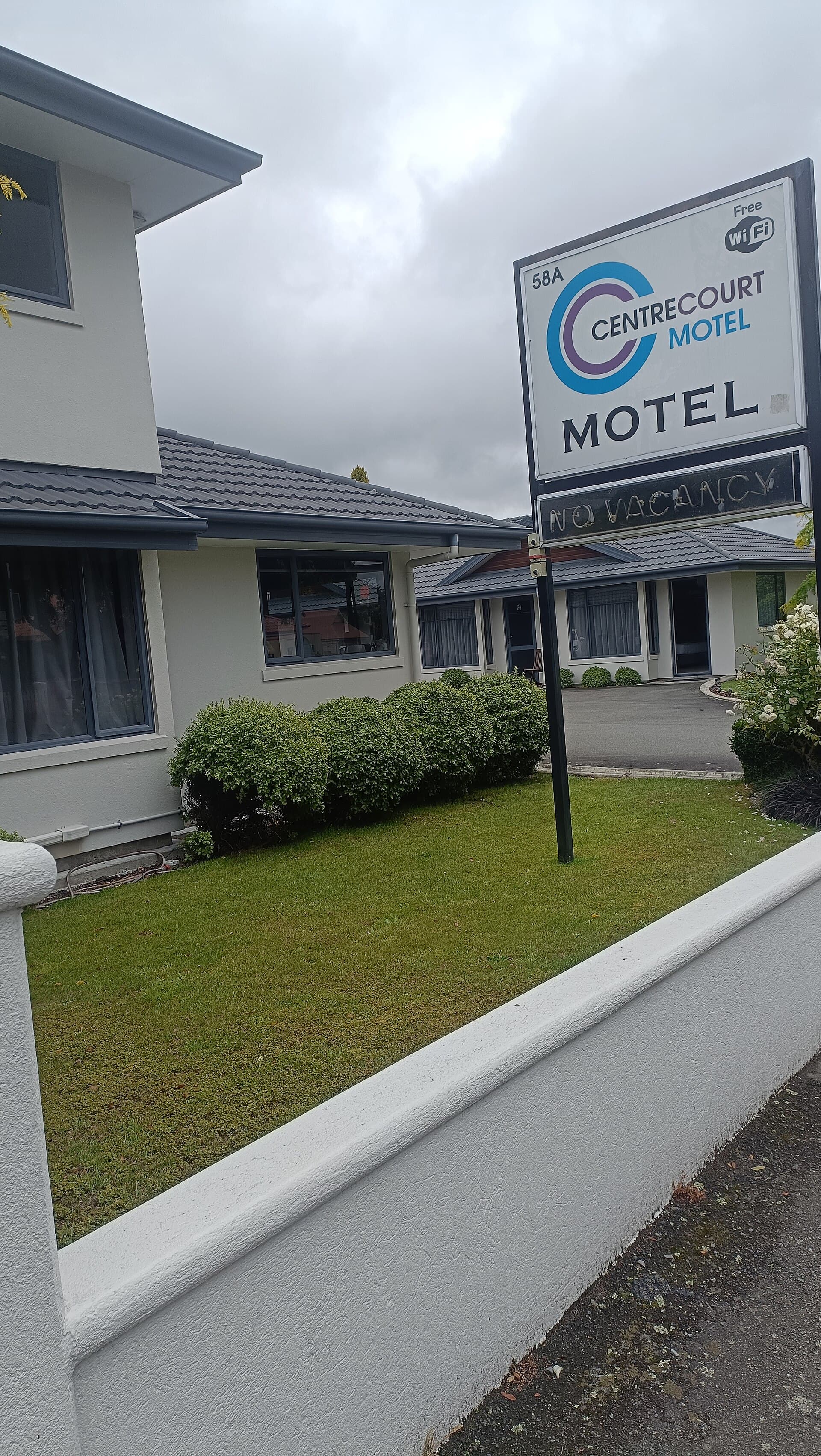 Centre Court Motel (via Wikimedia Commons, CC BY-SA 3.0)