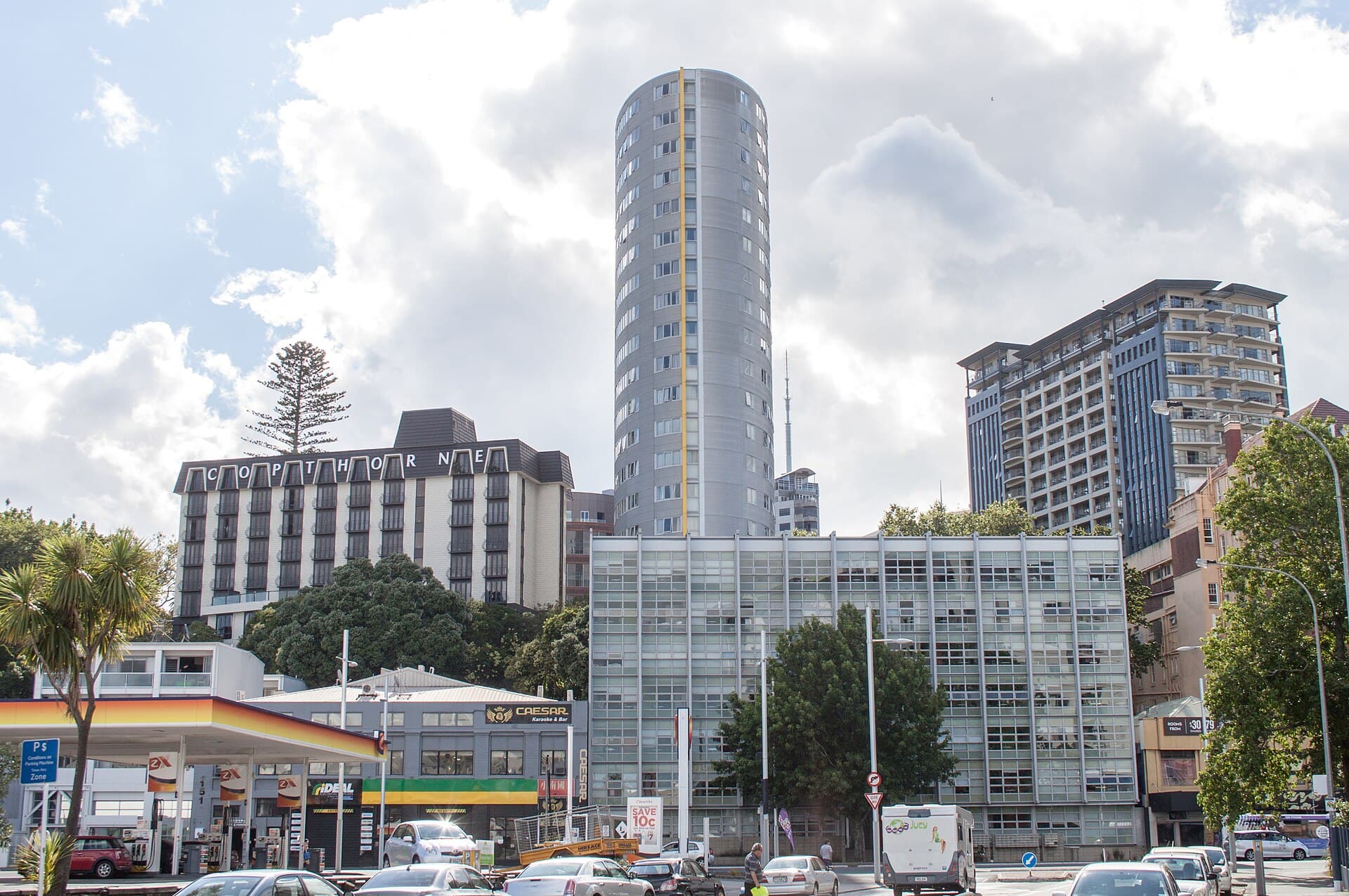Copthorne Hotel Auckland City (via Wikimedia Commons, Public domain)
