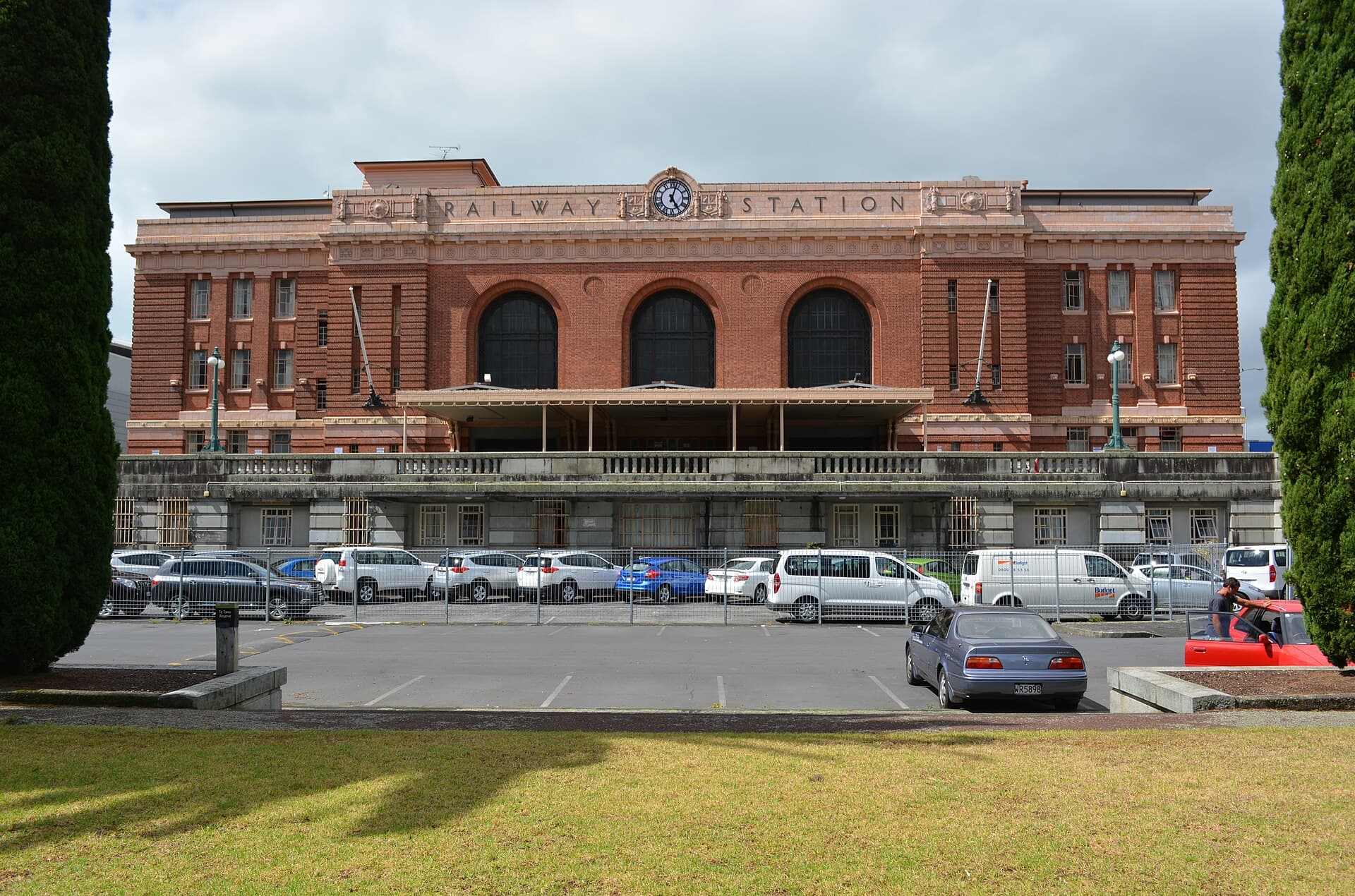 Grand Central Serviced Apartments (via Wikimedia Commons, CC BY 2.0)