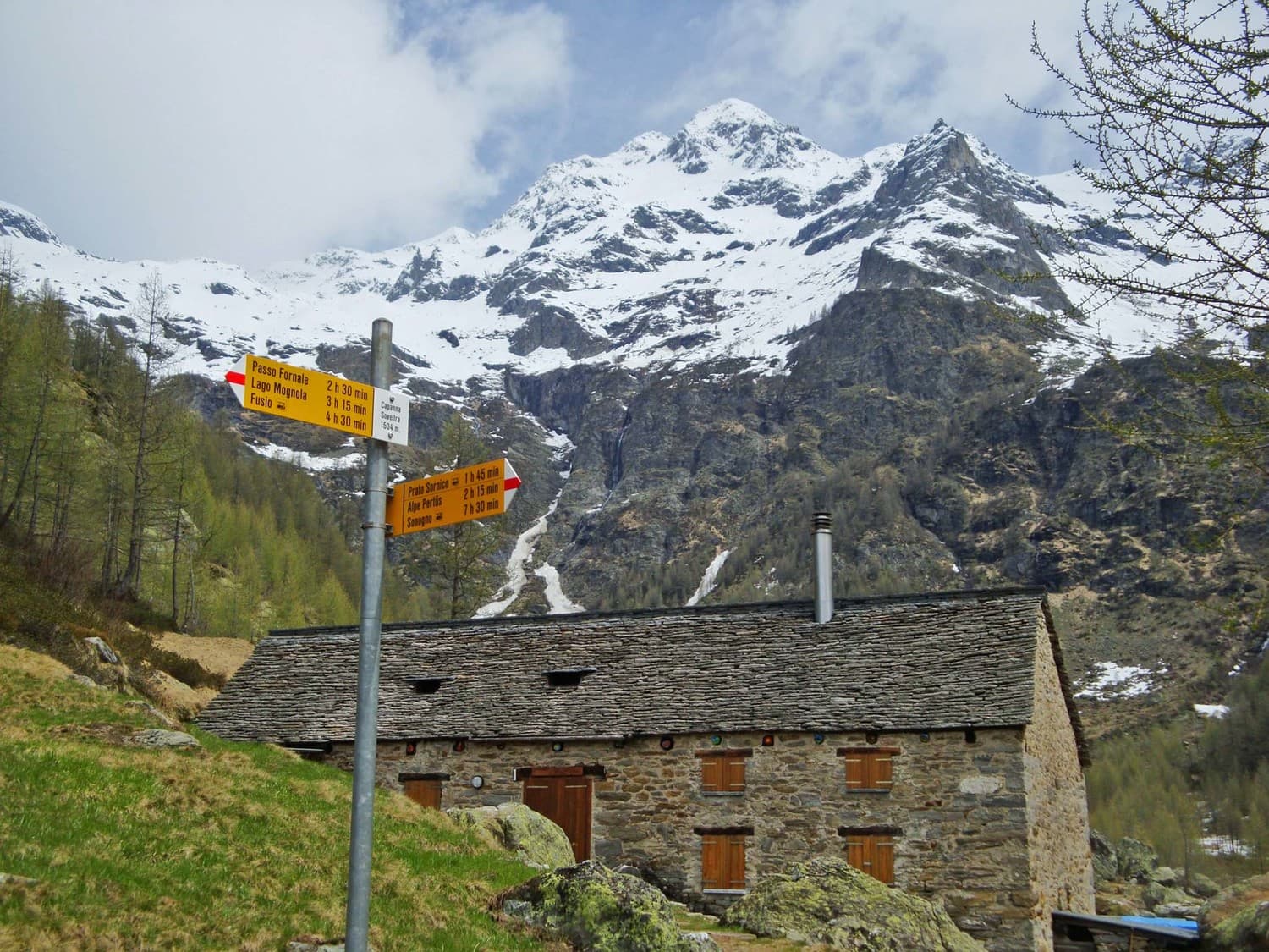 Capanna Soveltra (via Wikimedia Commons, CC BY-SA 3.0)