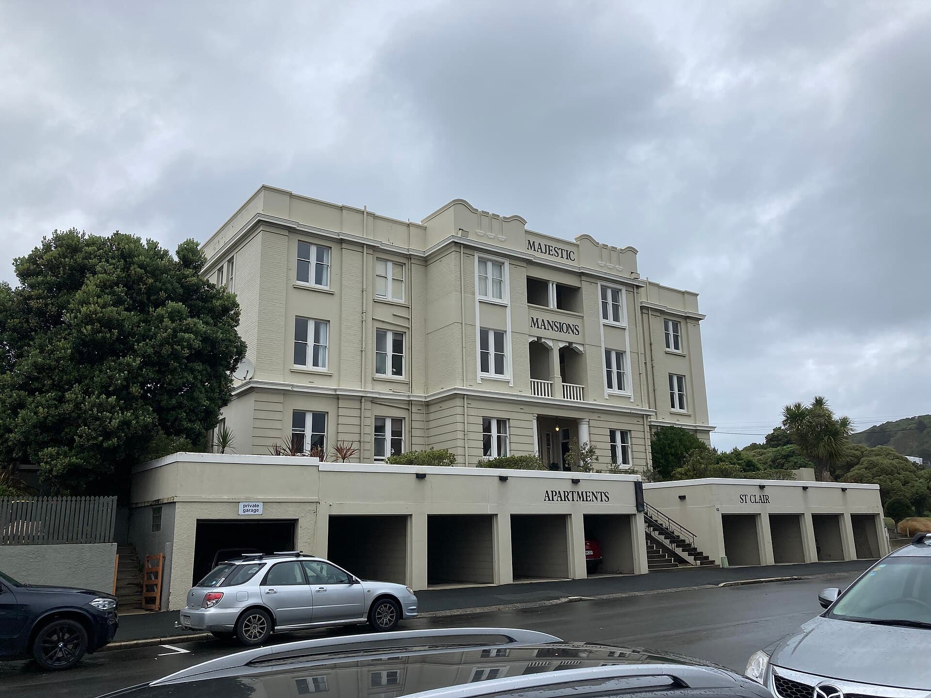 Majestic Mansions - St Clair Apartments (via Wikimedia Commons, CC BY-SA 4.0)
