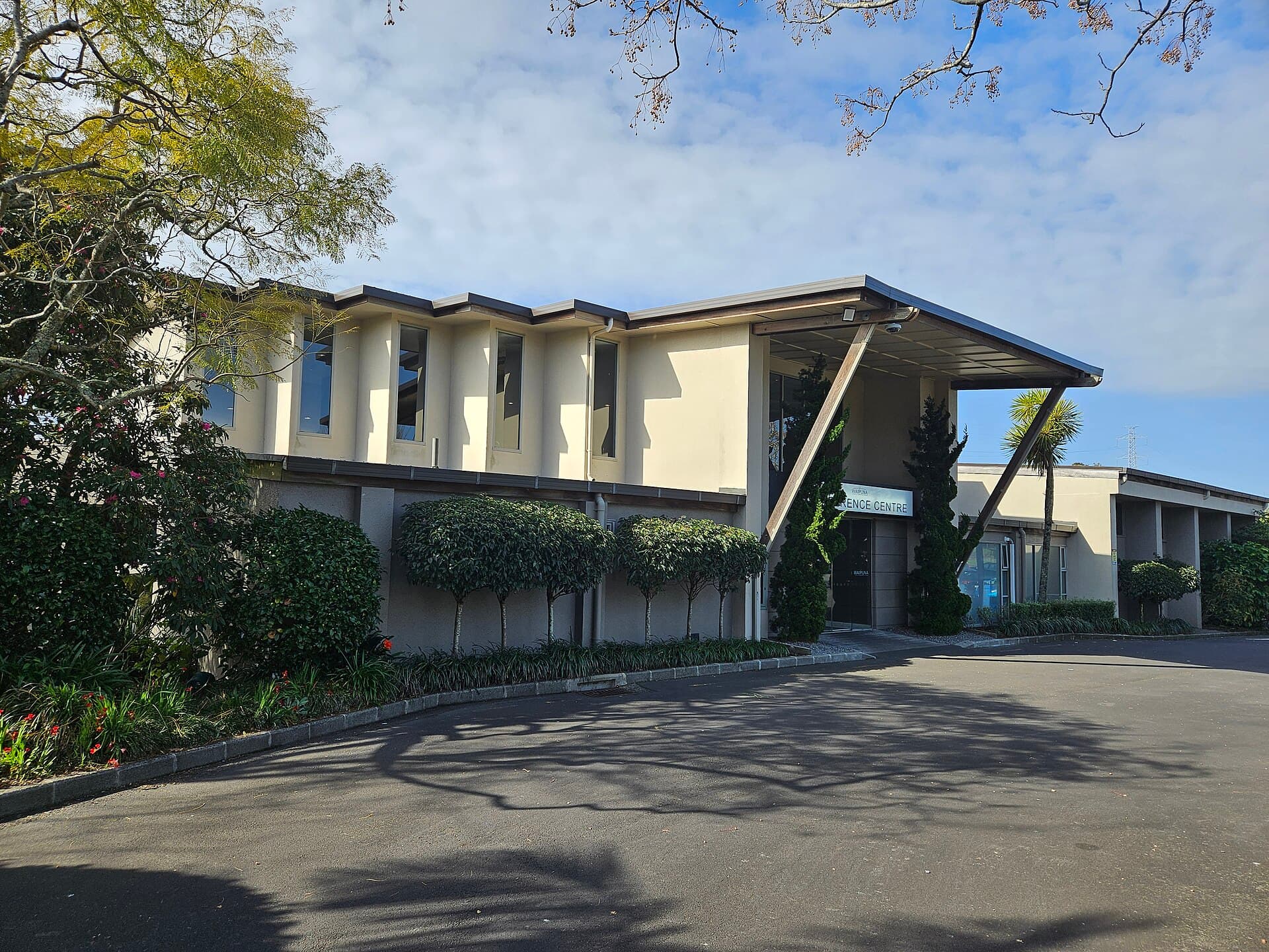 Waipuna Hotel and Conference Centre (via Wikimedia Commons, CC BY 4.0)