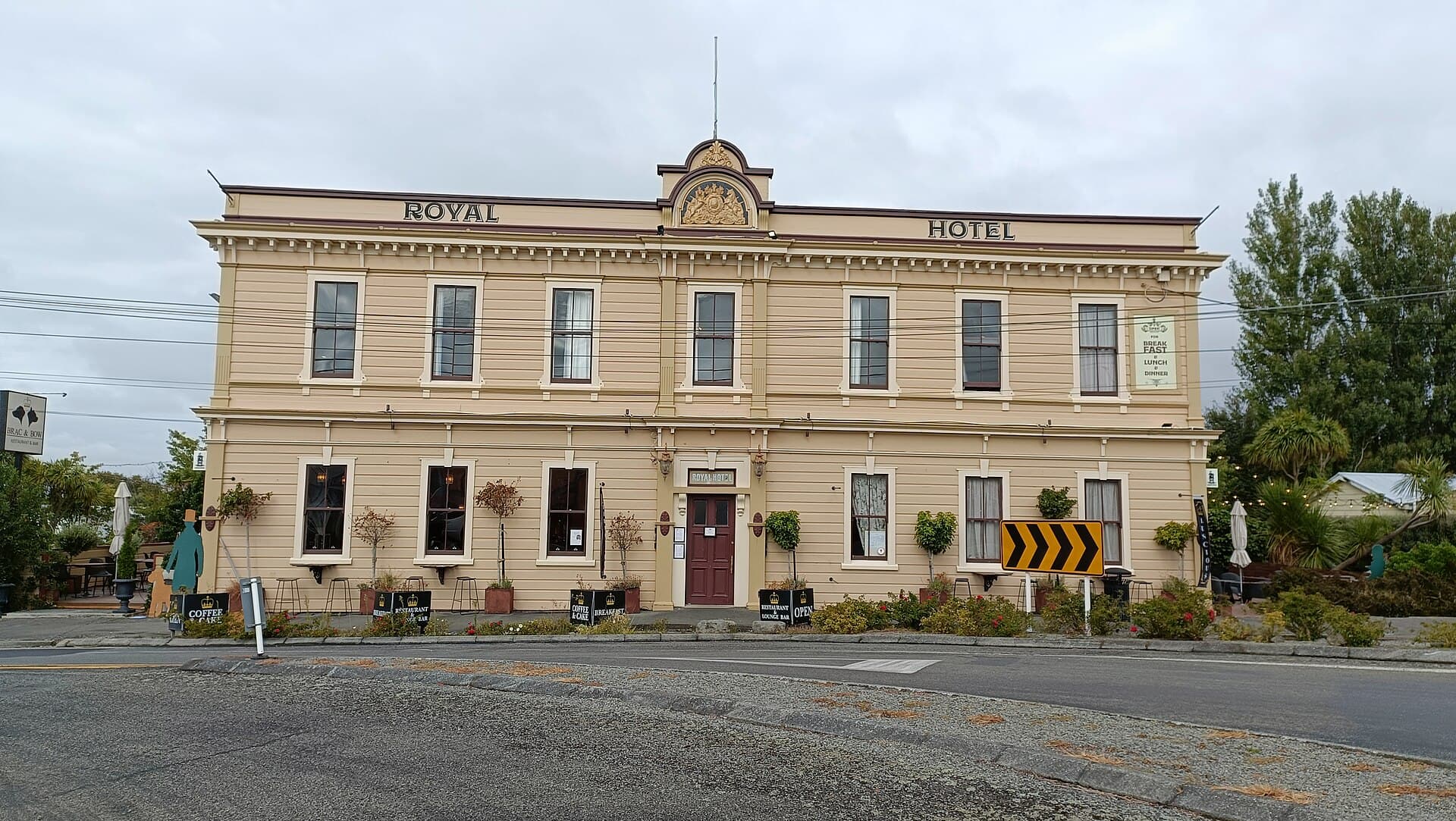 The Royal Hotel (via Wikimedia Commons, CC BY-SA 3.0)