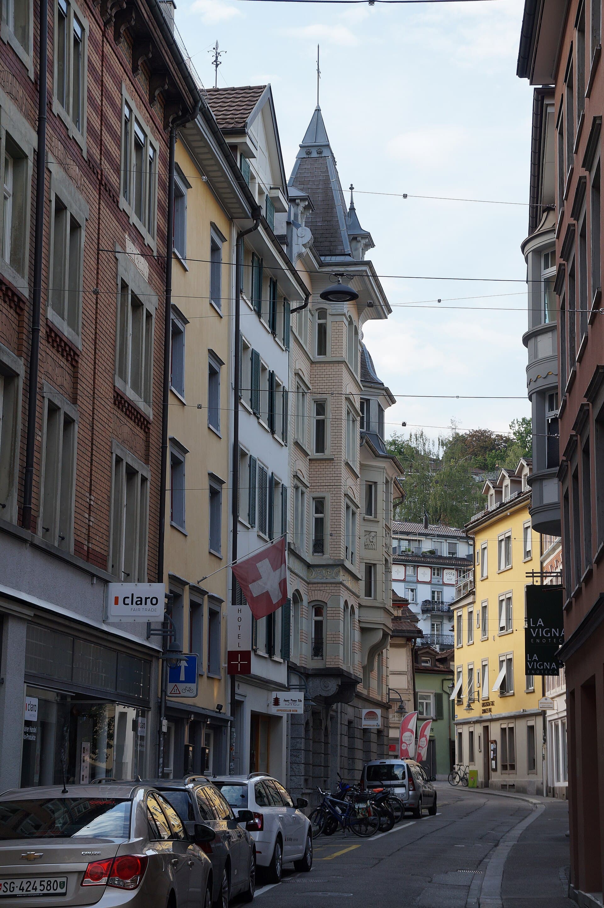 Hotel Weisses Kreuz (via Wikimedia Commons, CC BY-SA 3.0)