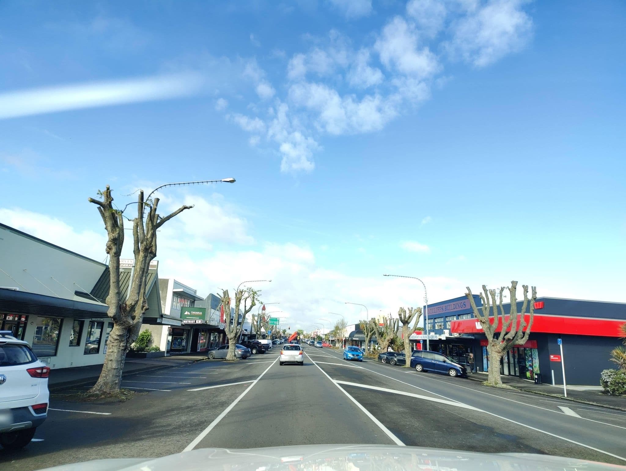 Street view near Roadhouse Bar at Oxford Hotel, Levin — © elphix (CC BY-SA · Mapillary)