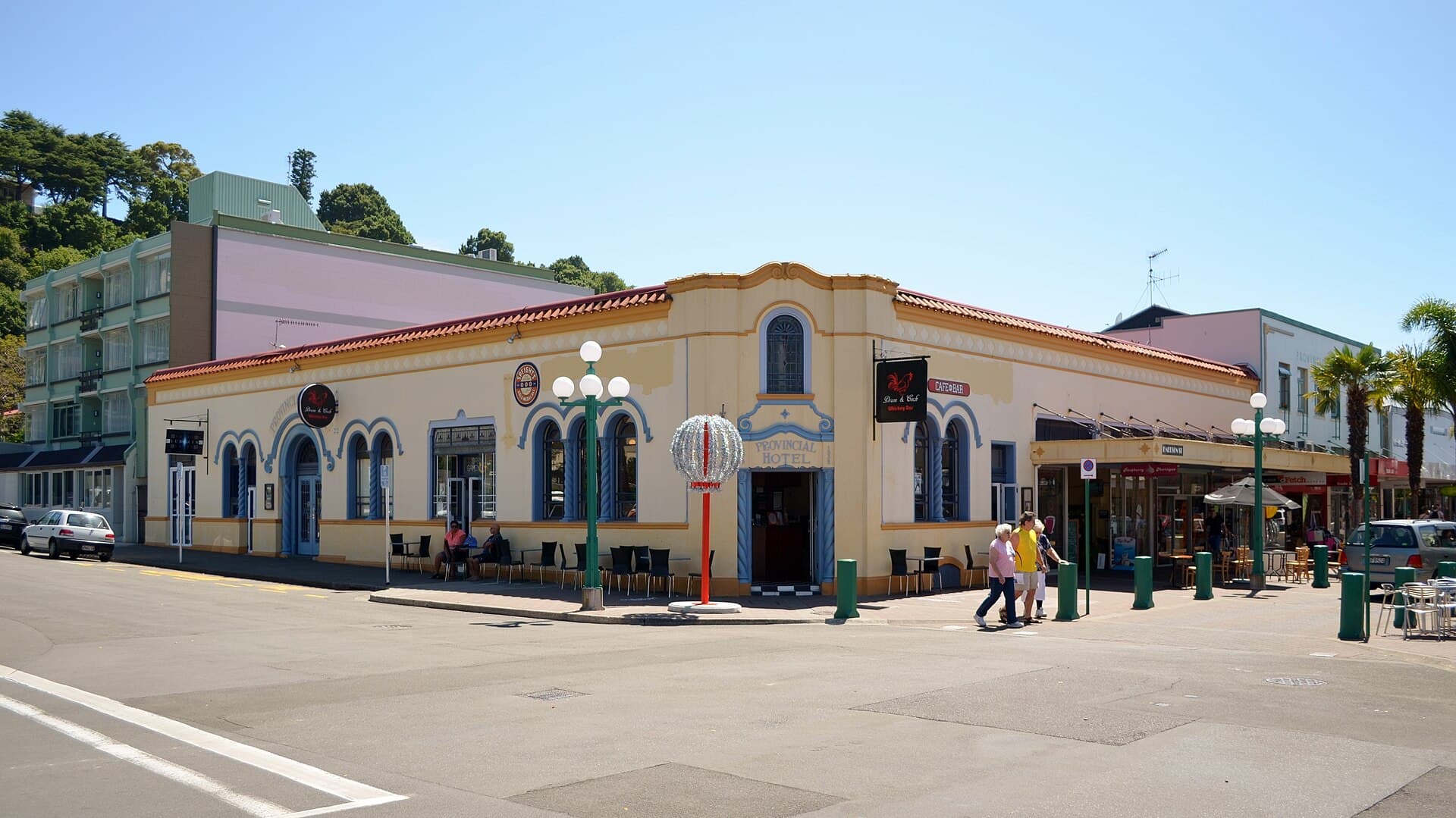 expressotel Napier (via Wikimedia Commons, CC BY-SA 4.0)