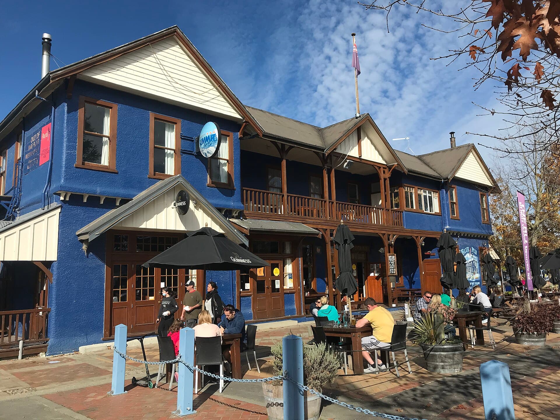 Blue Pub Methven (via Wikimedia Commons, CC BY-SA 4.0)