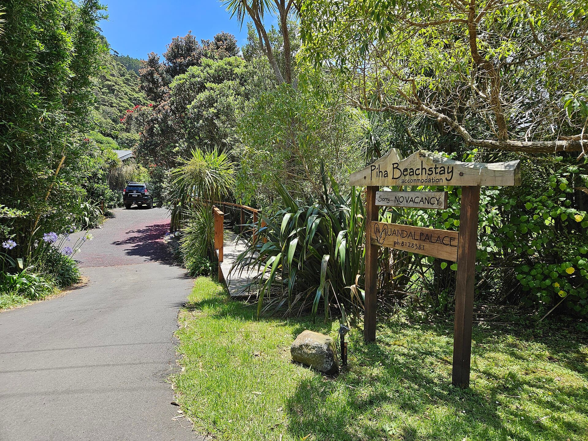 Piha Beachstay Accommodation (via Wikimedia Commons, CC BY 4.0)