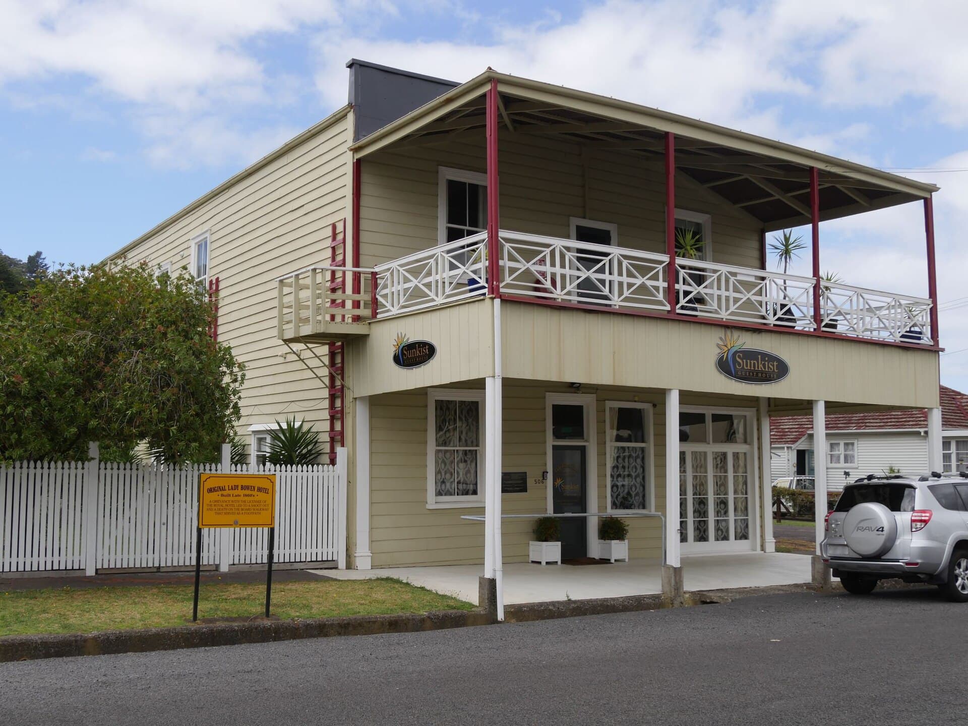 Lady Bowen Bed and Breakfast (via Wikimedia Commons, CC BY 3.0)