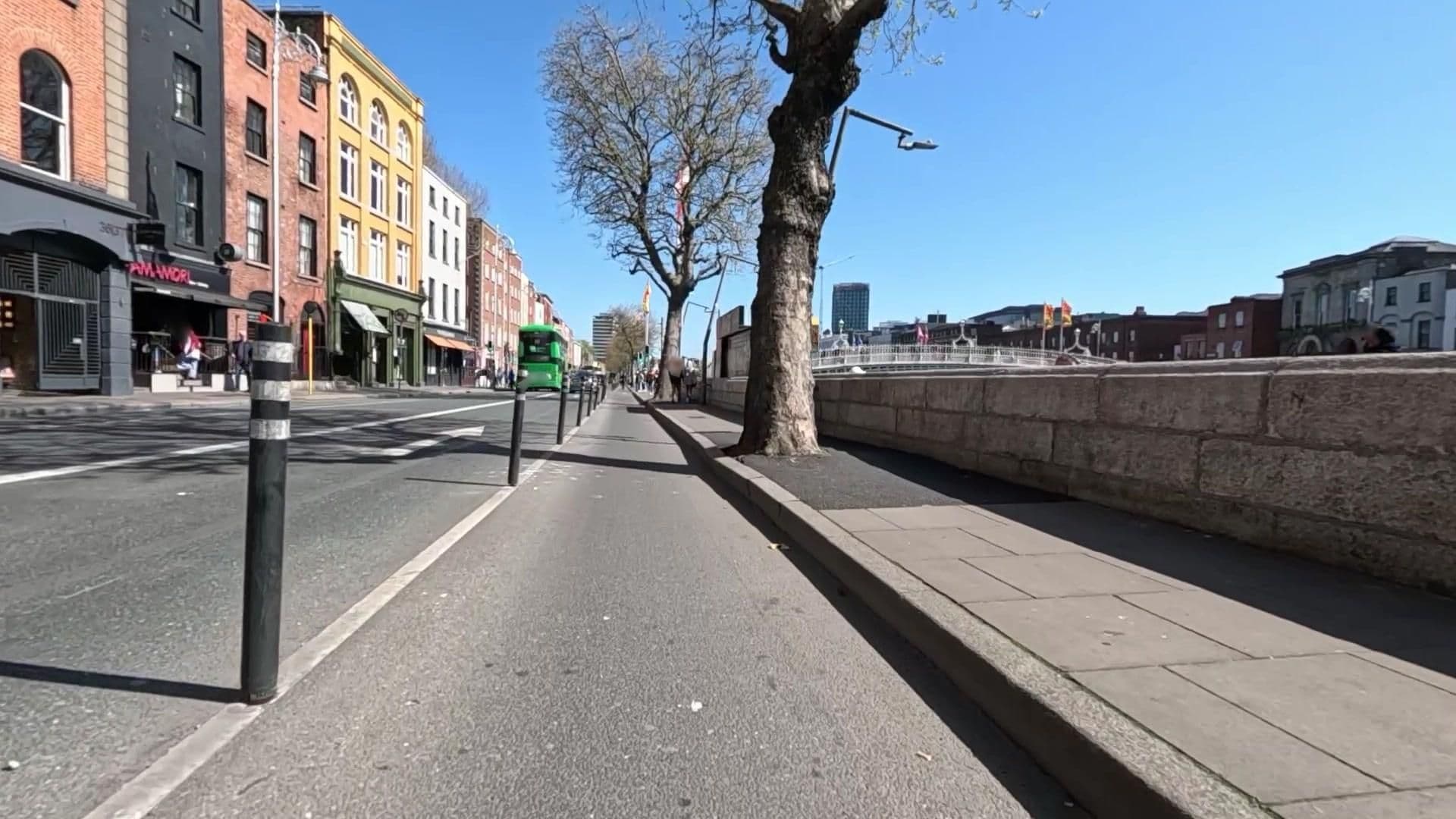 Street view near Zanzibar Locke, Ha'penny Bridge, Dublin — © tamagusko (CC BY-SA · Mapillary)