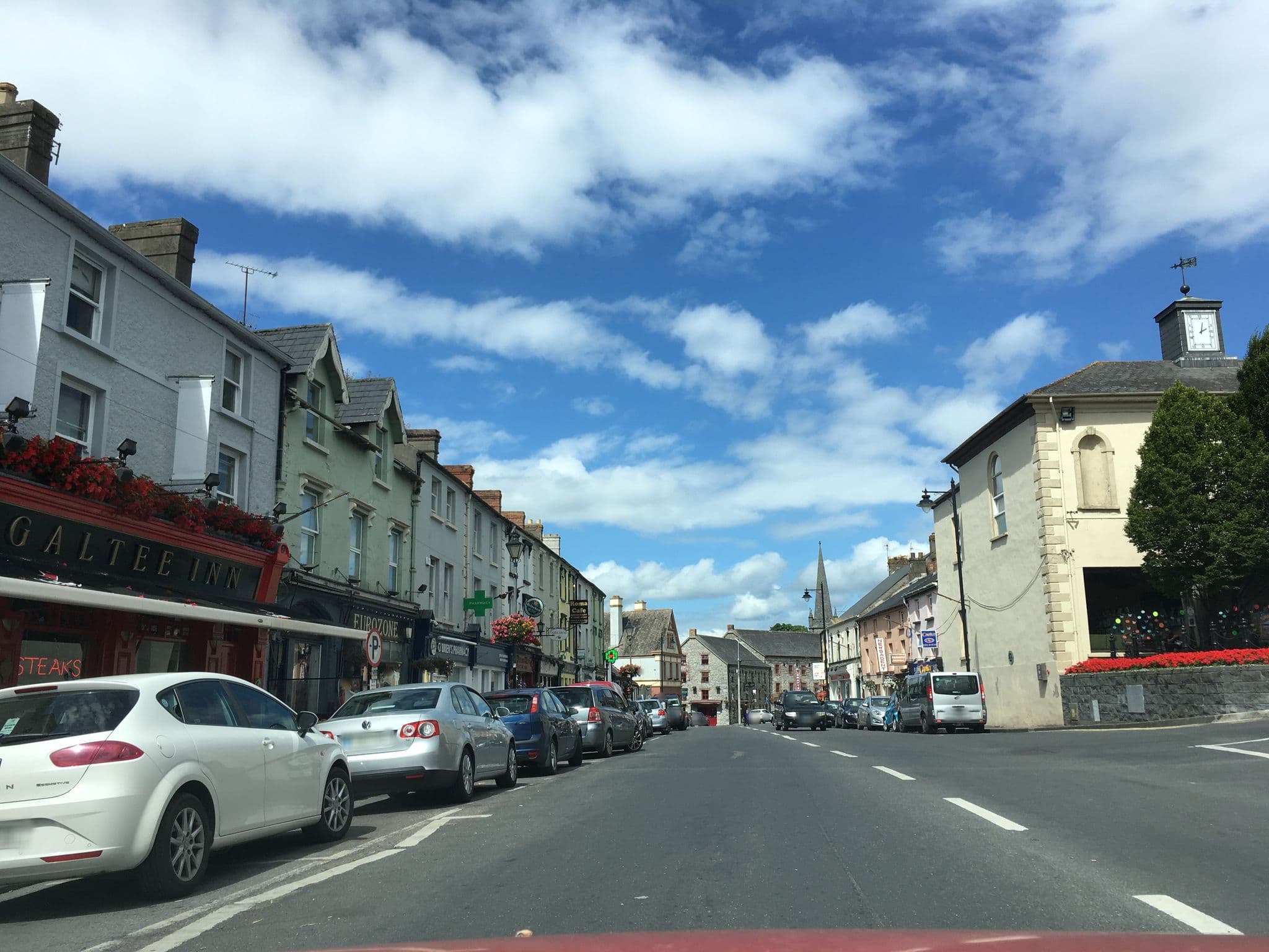Street view near The Galtee Inn, Cahir — © southglos (CC BY-SA · Mapillary)