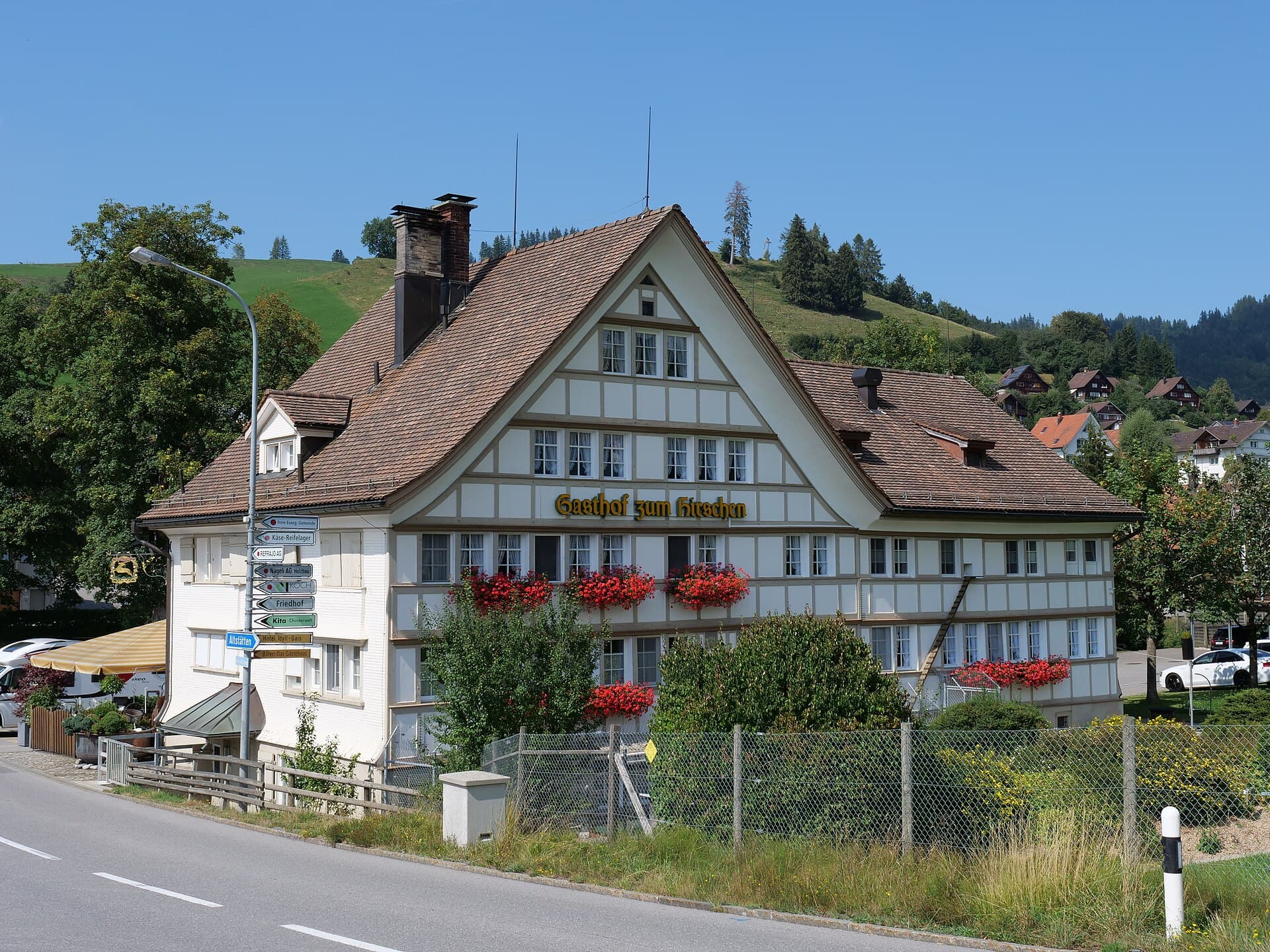 Gasthof Hirschen (via Wikimedia Commons, CC BY-SA 4.0)