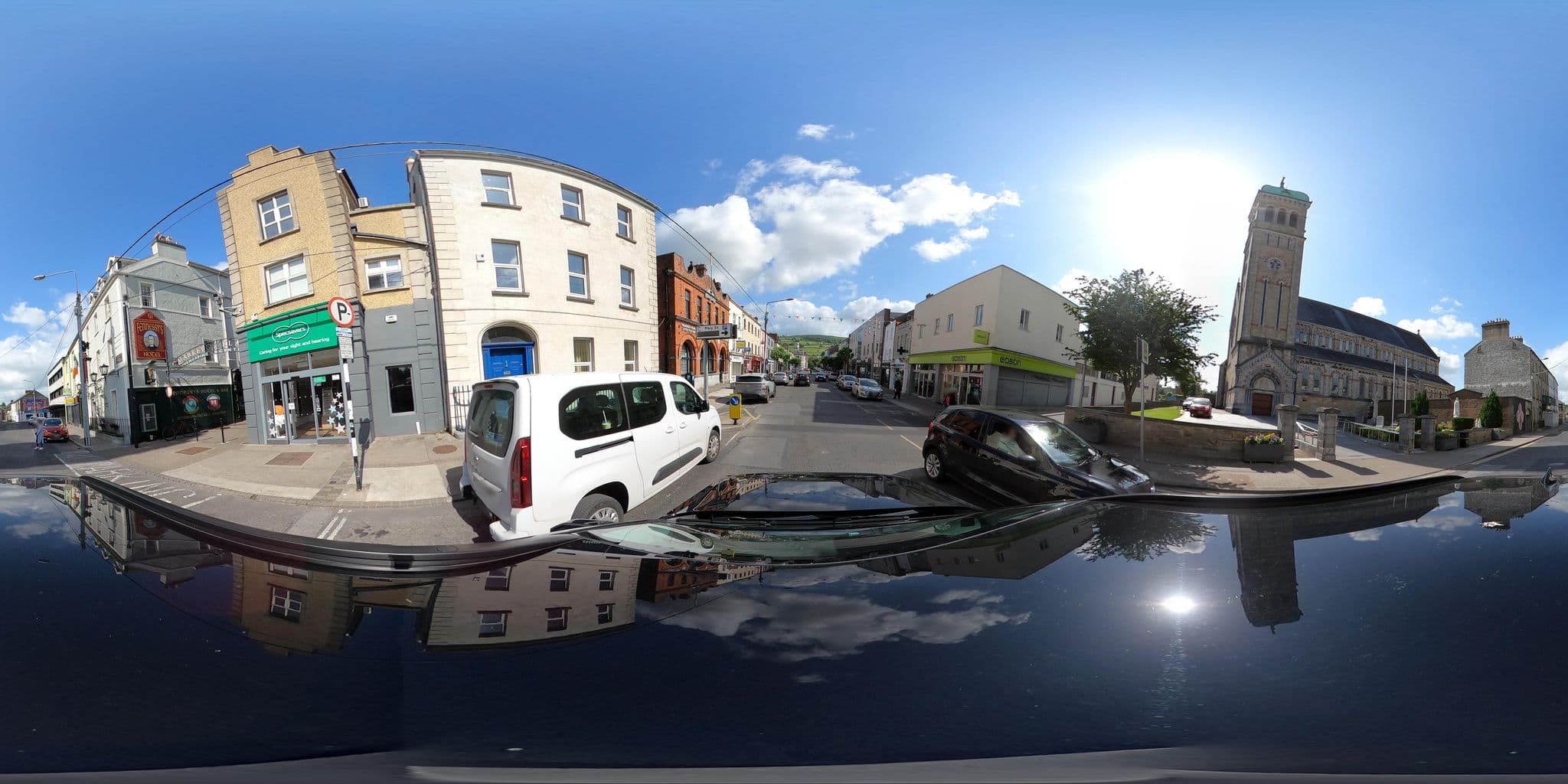 Street view near Fennessy's Hotel, Cluain Meala — © annekaro (CC BY-SA · Mapillary)