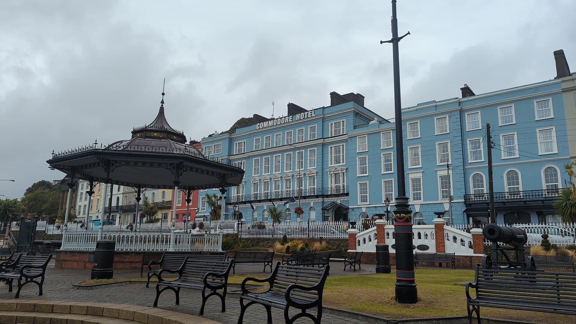 Commodore Hotel (via Wikimedia Commons, CC BY-SA 4.0)
