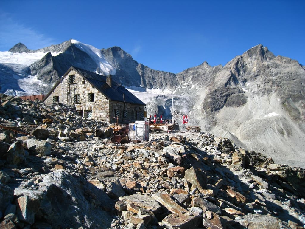 Cabane de Moiry (via Wikimedia Commons, CC BY-SA 3.0)