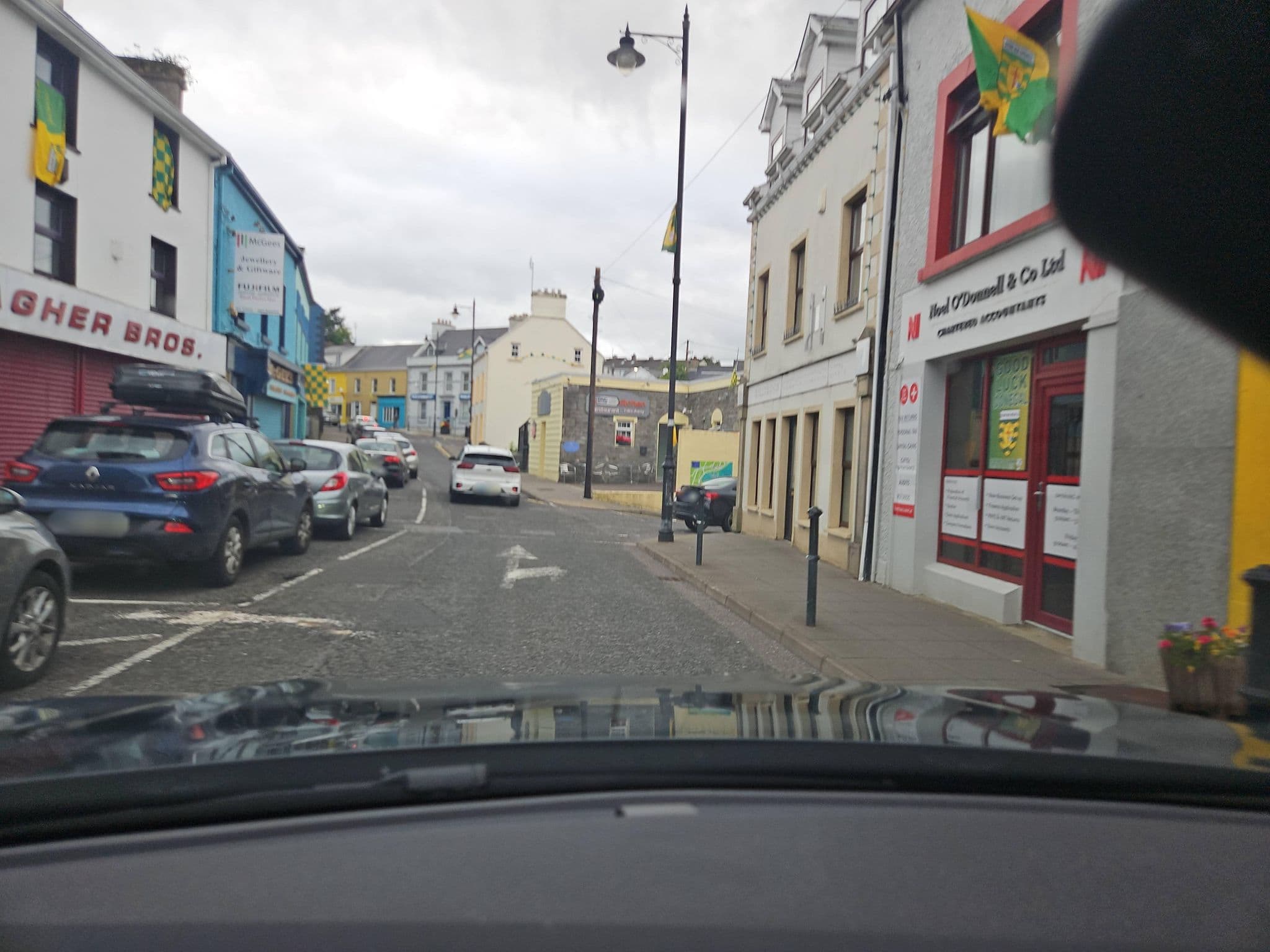 Street view near The Fleet Inn Guesthouse & Restaurant, Killybegs — © toho (CC BY-SA · Mapillary)