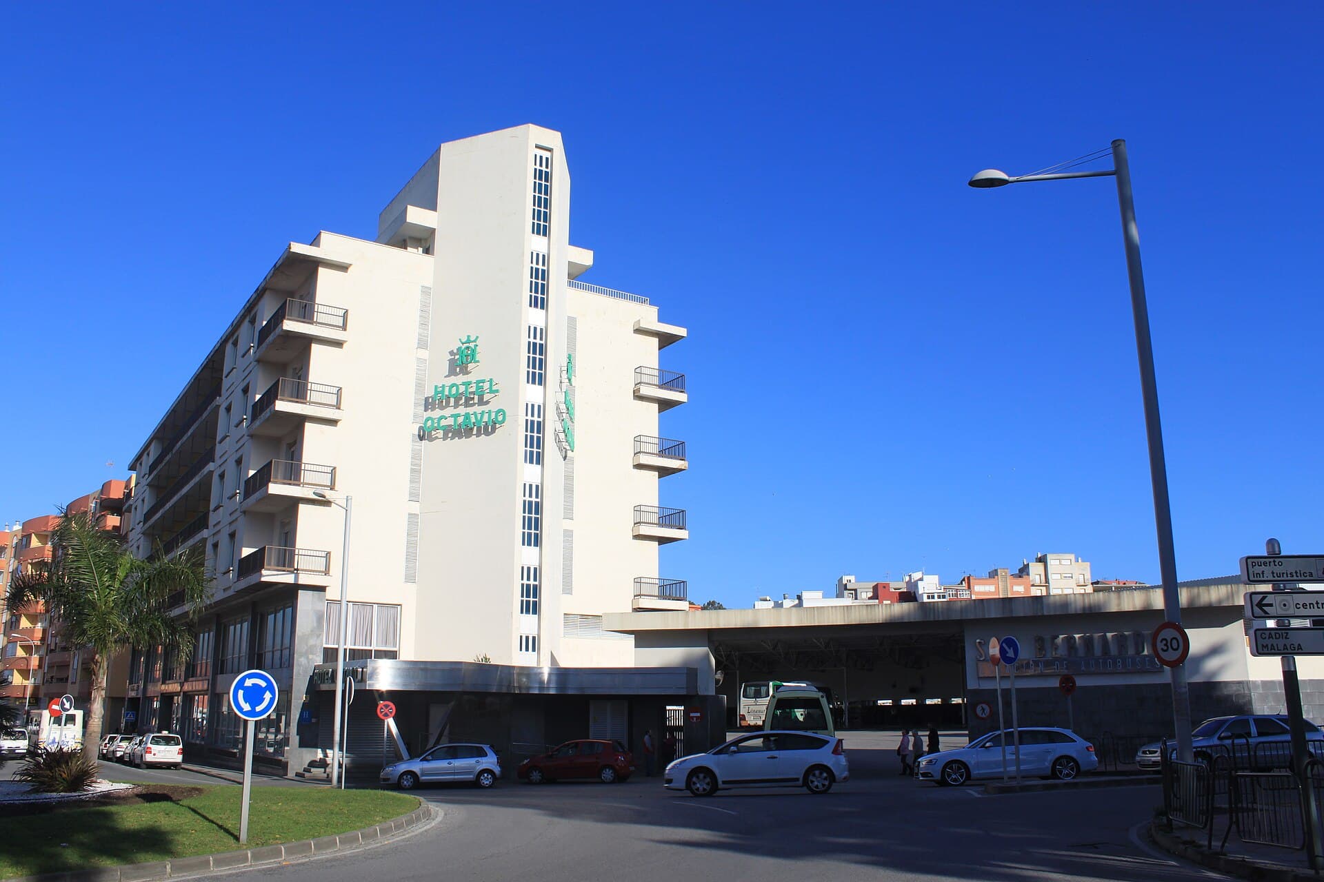 Hotel Mir Octavio (via Wikimedia Commons, CC BY-SA 3.0)