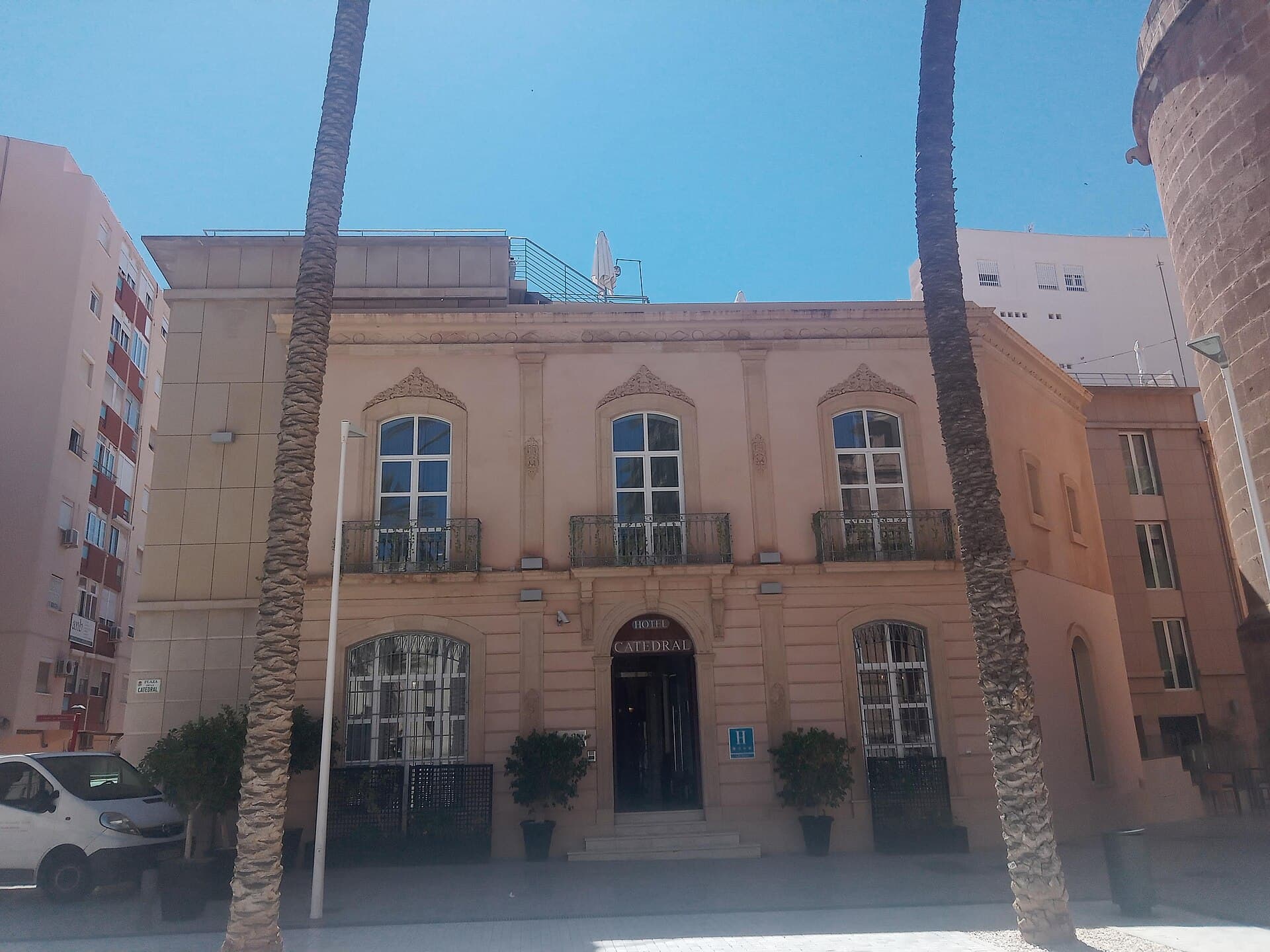 Hotel Catedral Almería (via Wikimedia Commons, CC BY-SA 4.0)