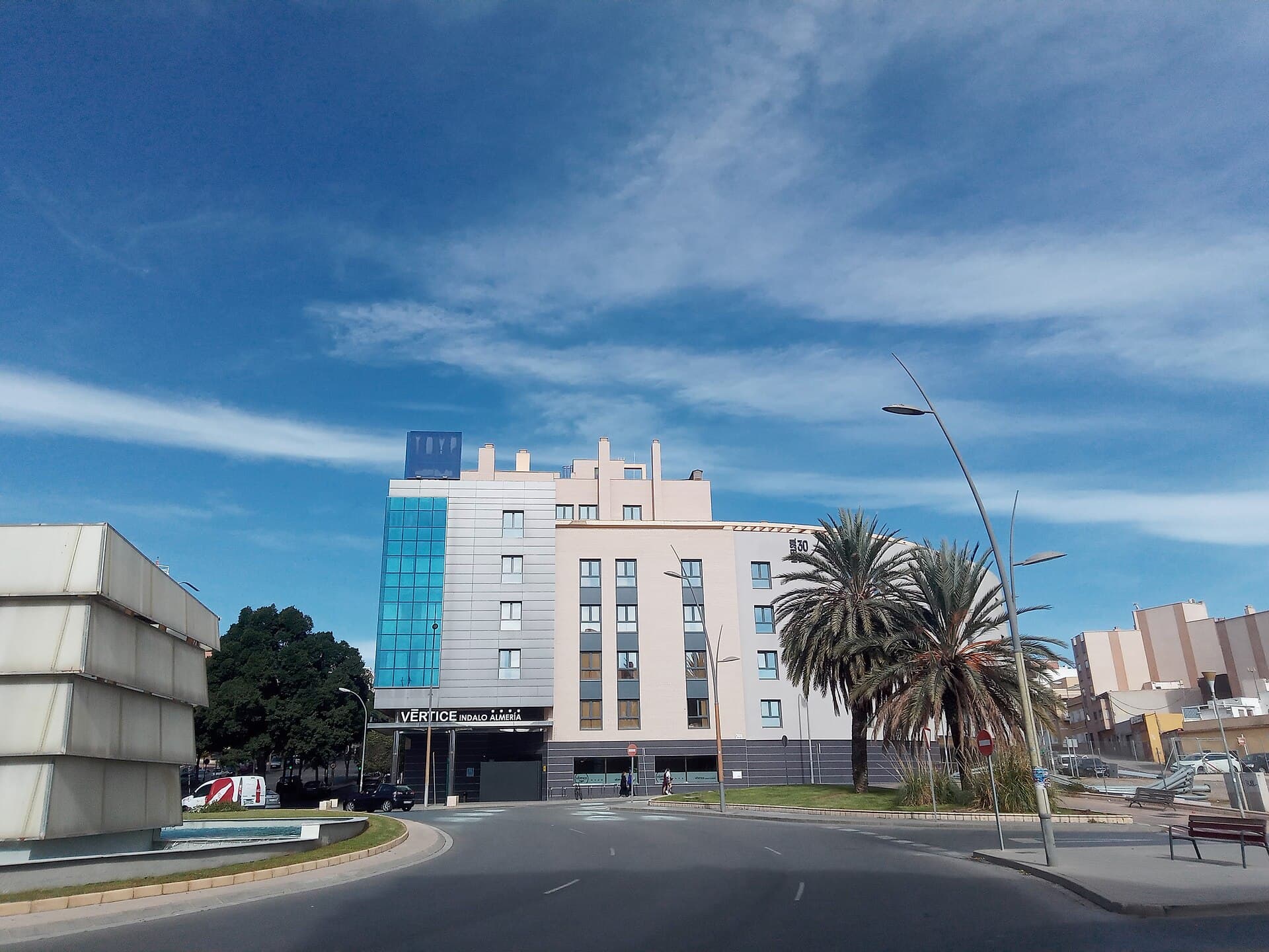 Hotel Vértice Indalo Almería (via Wikimedia Commons, CC BY-SA 4.0)