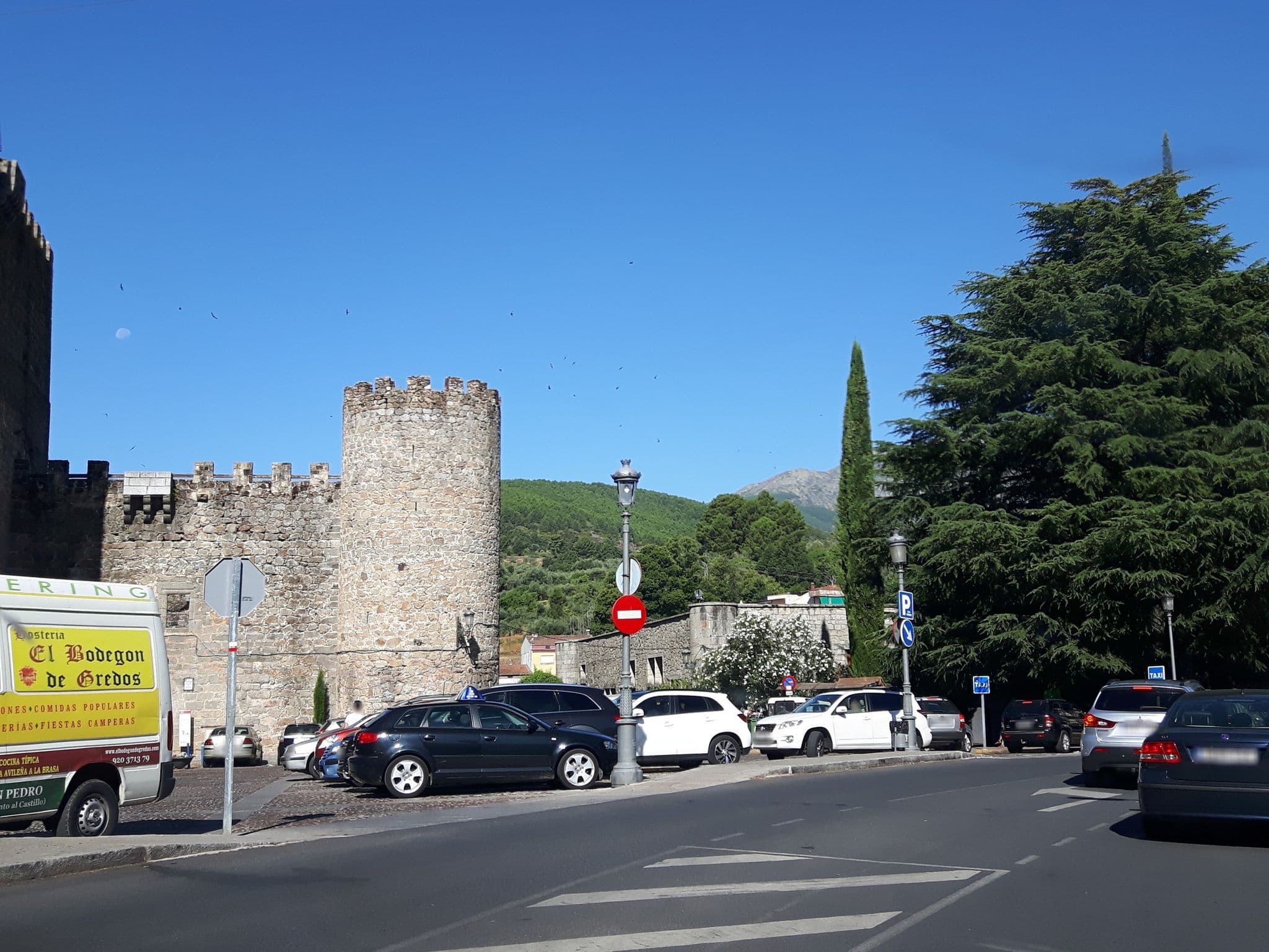 Street view near Hotel Restaurante - El Bodegón de Gredos, Arenas de San Pedro — © manuelfrt (CC BY-SA · Mapillary)