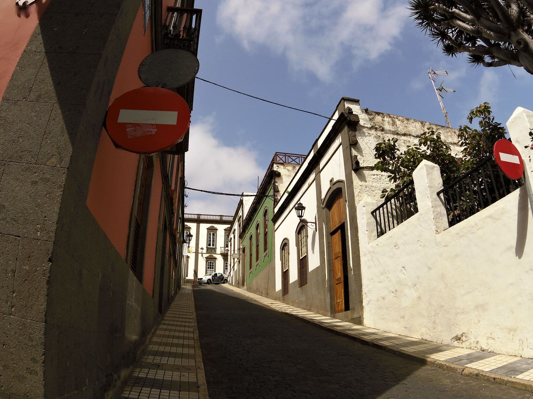 Street view near Hotel Emblemático Arucas, Arucas — © zors1843 (CC BY-SA · Mapillary)