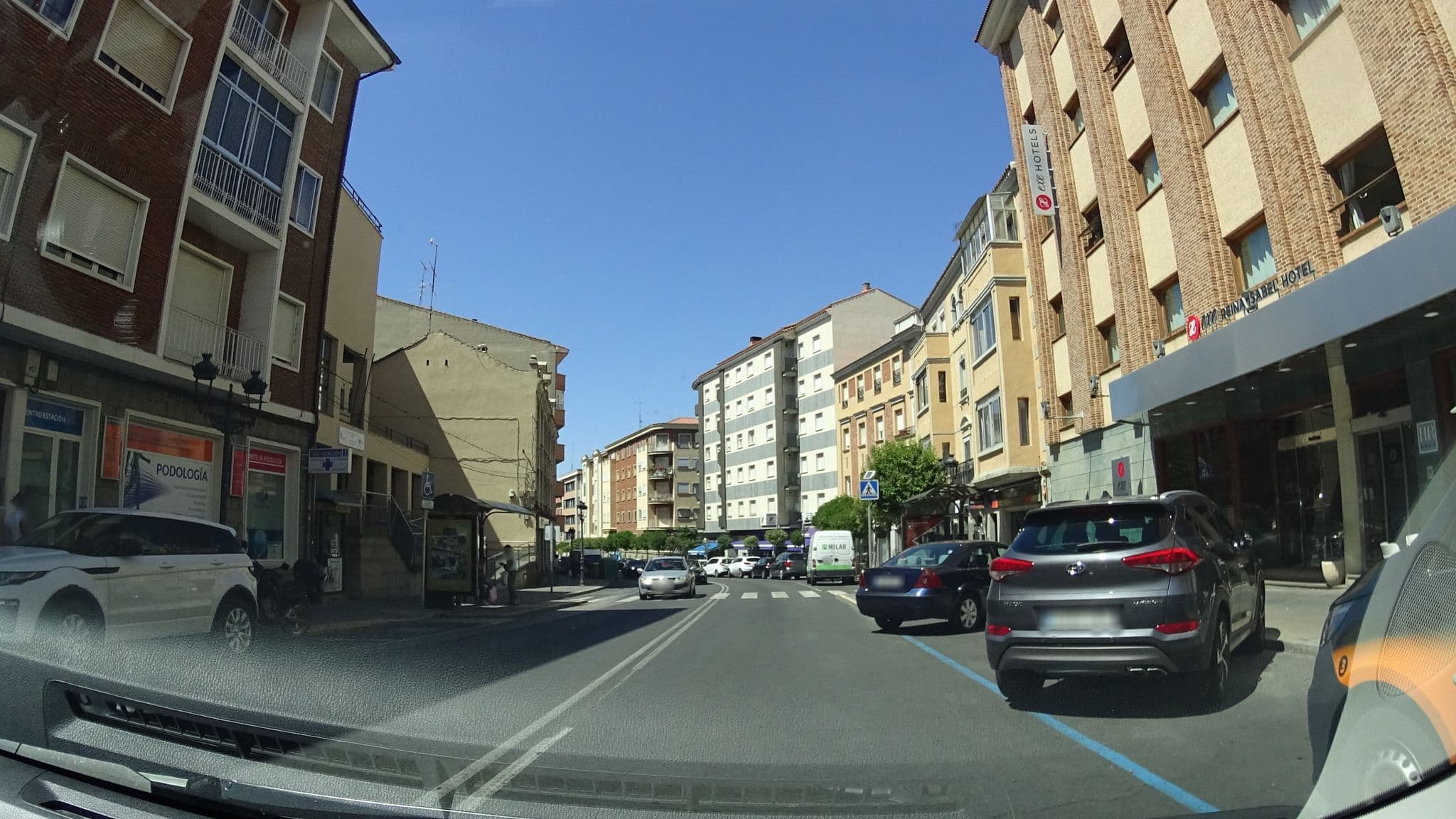 Street view near Dorma Reina Isabel, Ávila — © robertogeb (CC BY-SA · Mapillary)