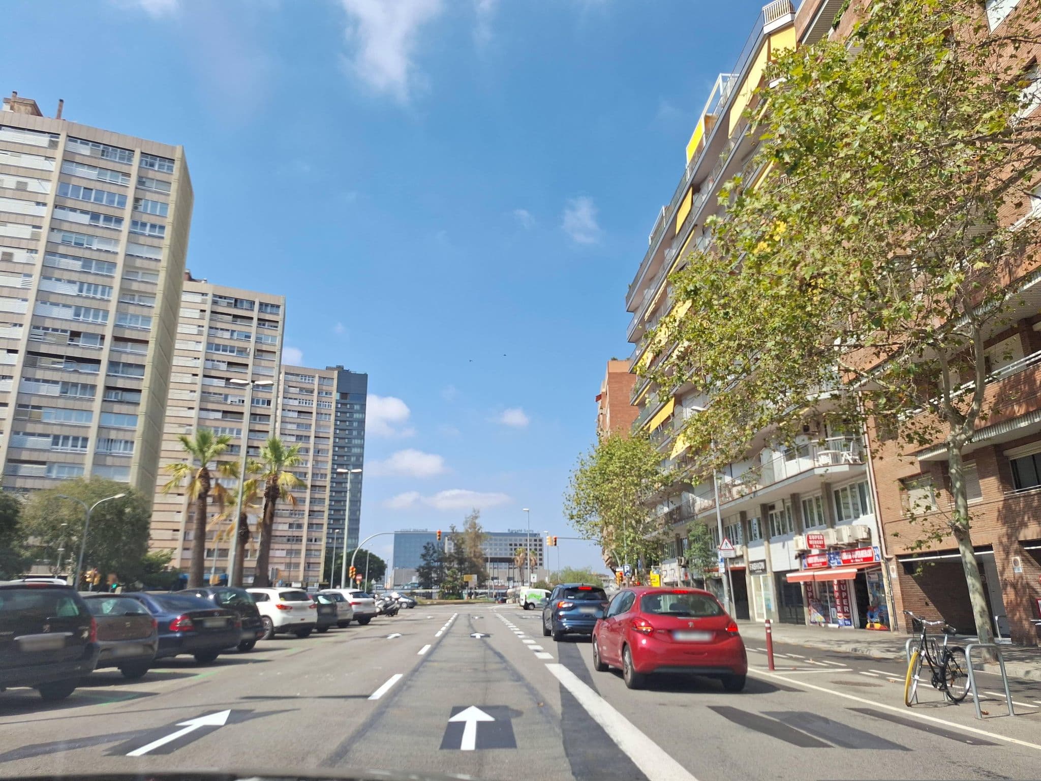 Street view near Hotel Abbot, la Nova Esquerra de l'Eixample — © Albergarri788 (CC BY-SA · Mapillary)