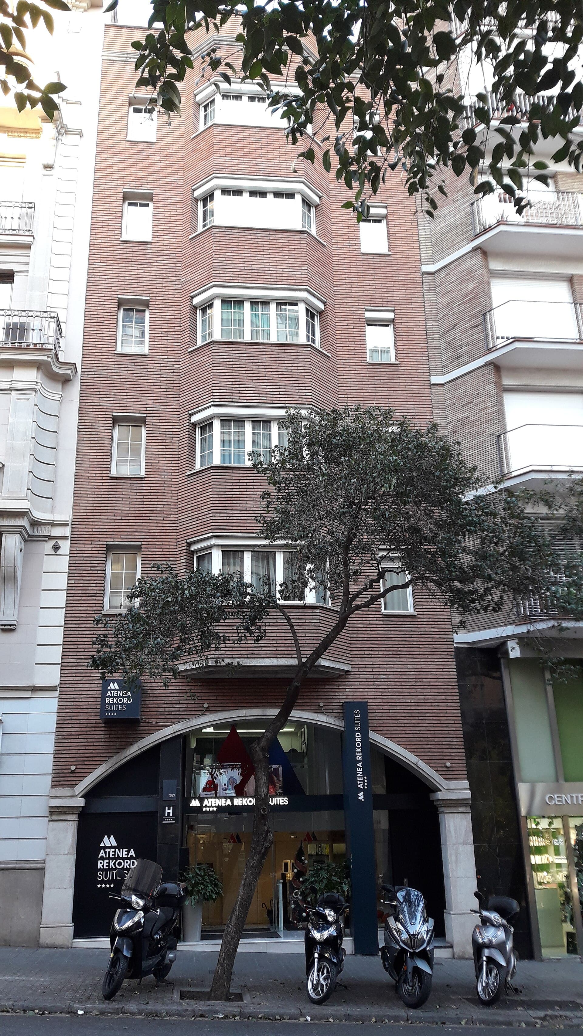 Atenea Rekord Suites (via Wikimedia Commons, CC BY-SA 3.0)