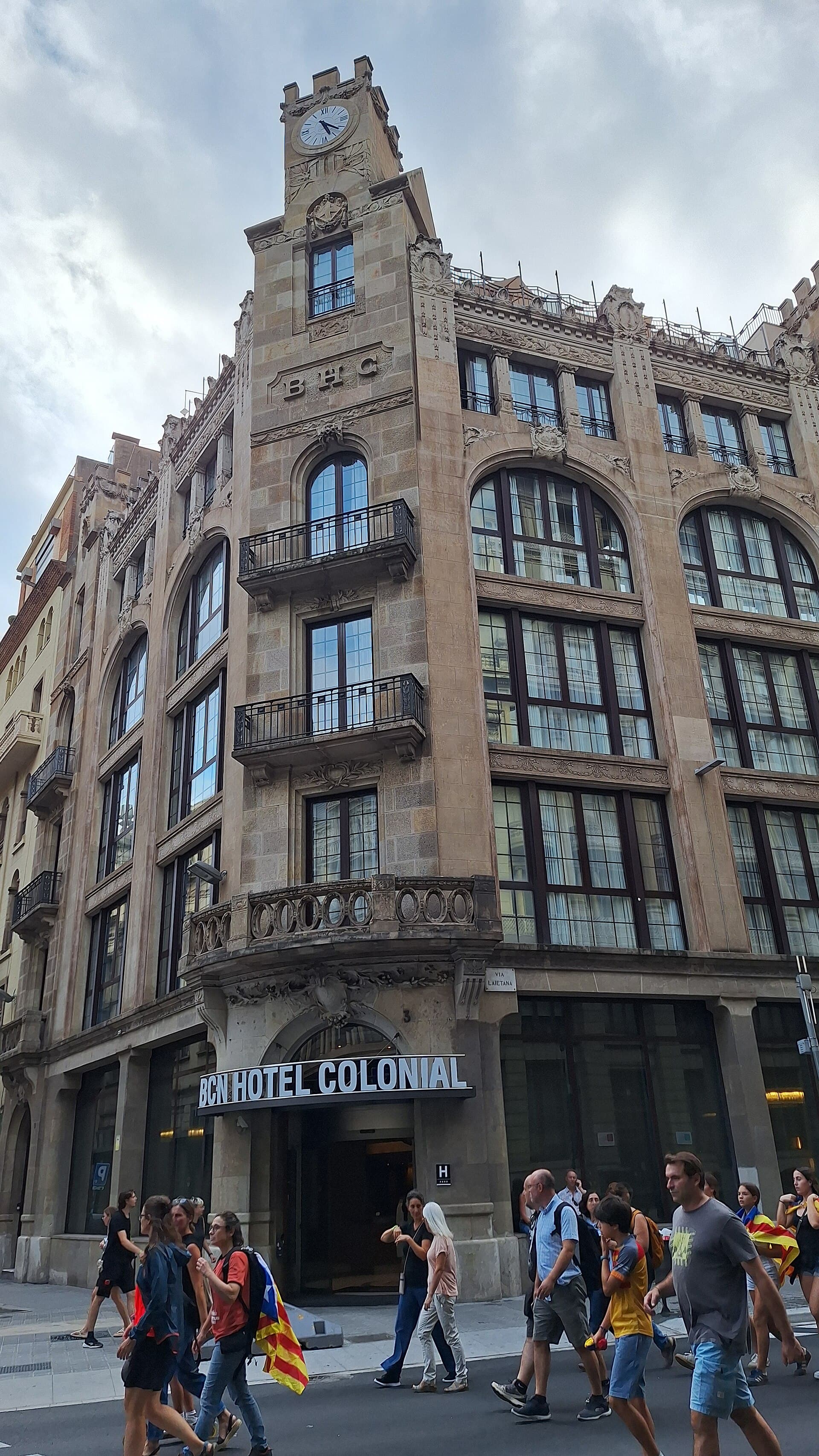 Hotel Colonial Barcelona (via Wikimedia Commons, CC BY-SA 3.0)
