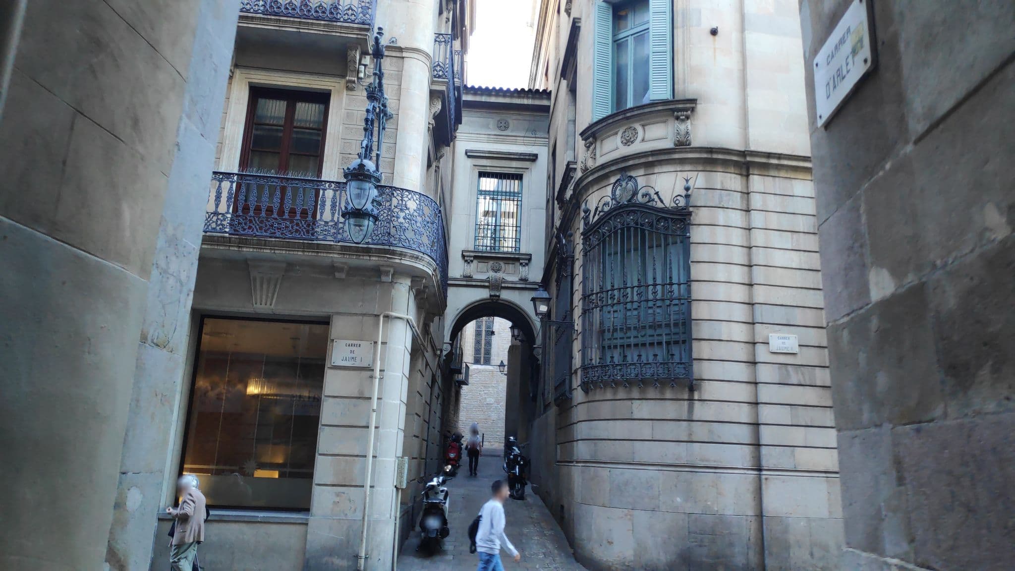 Street view near Hotel Annex, Barri Gòtic — © albertandaluz (CC BY-SA · Mapillary)