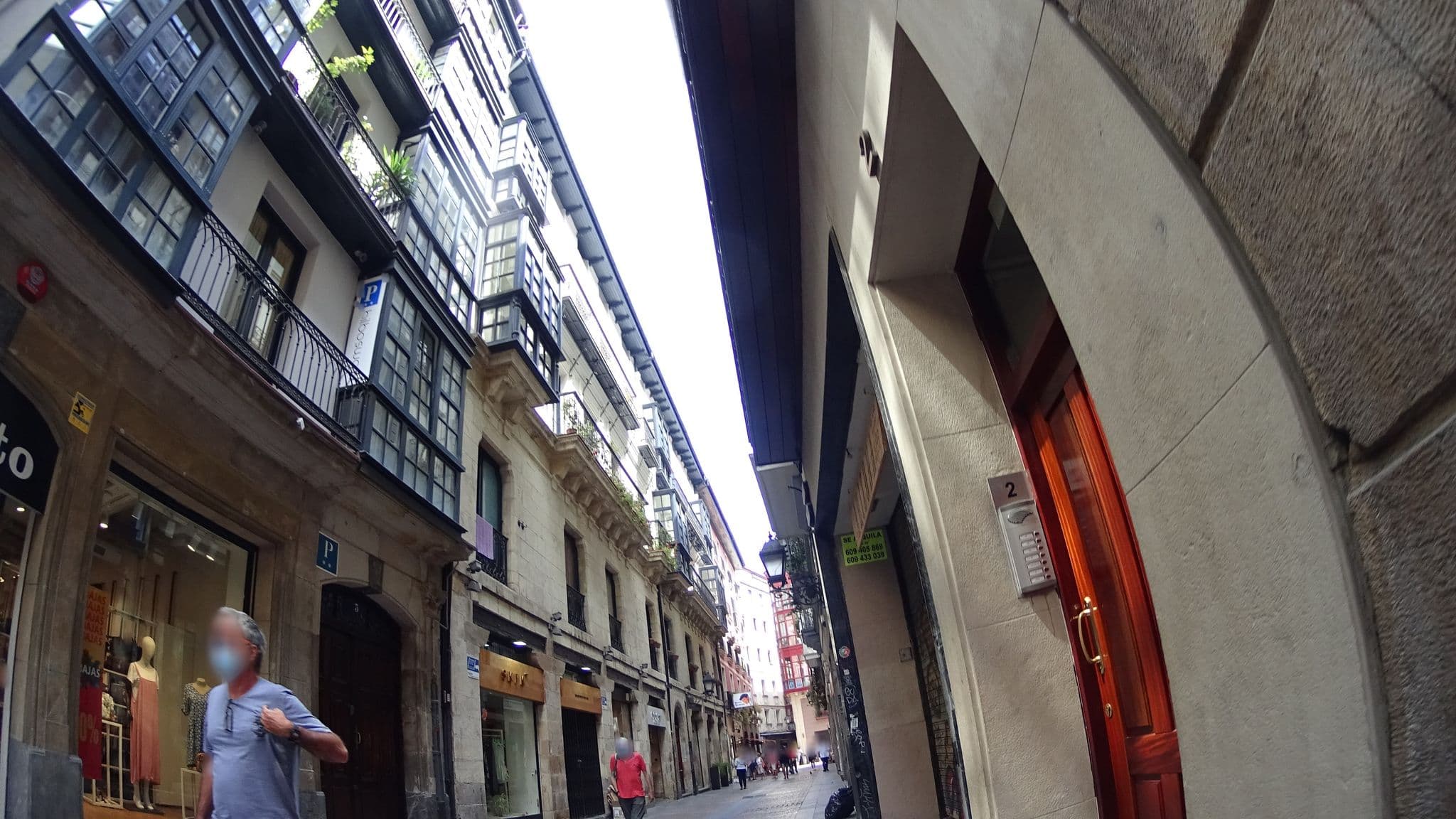 Street view near Victorooms, Bilbao — © robertogeb (CC BY-SA · Mapillary)
