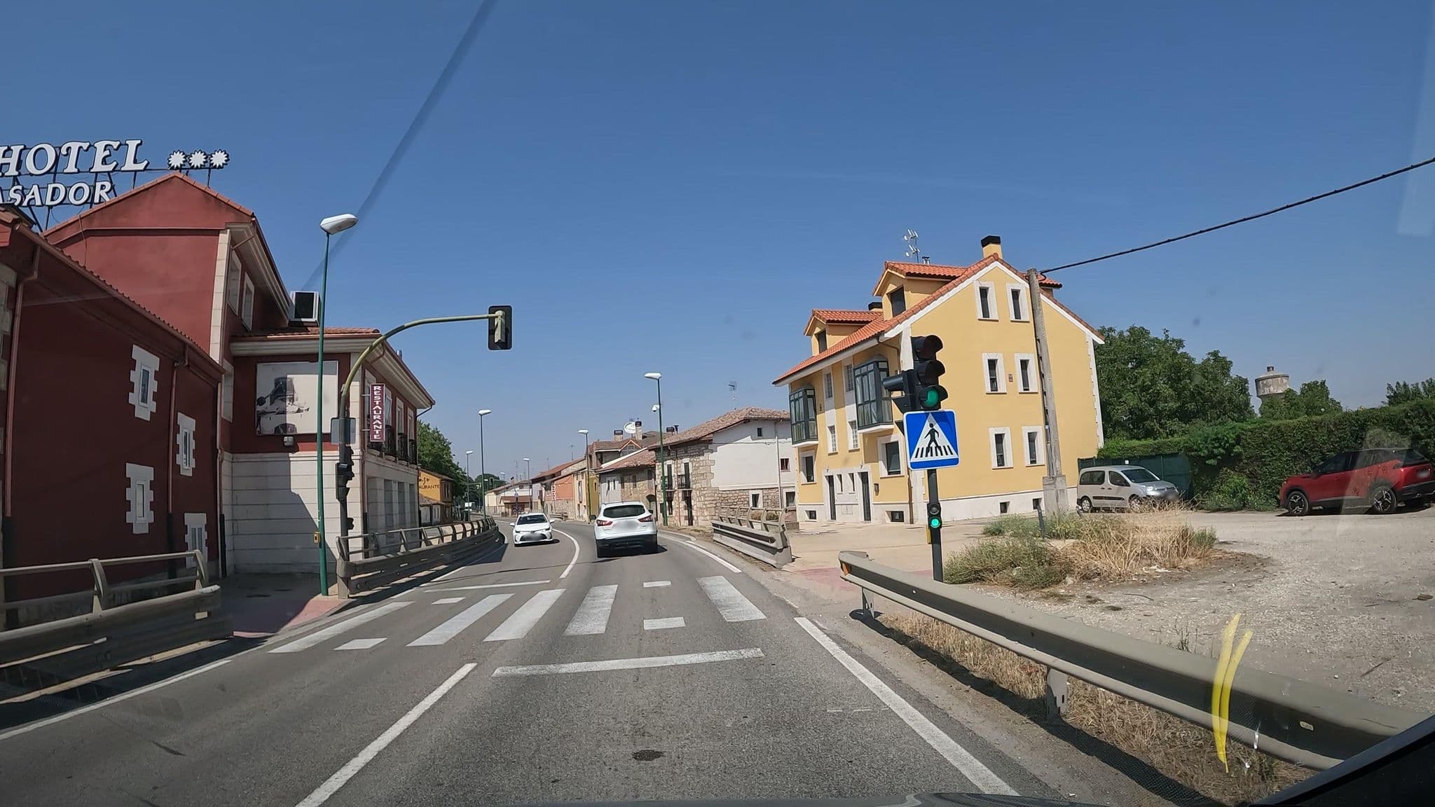 Street view near Hotel Asador, Gamonal — © vinisa (CC BY-SA · Mapillary)