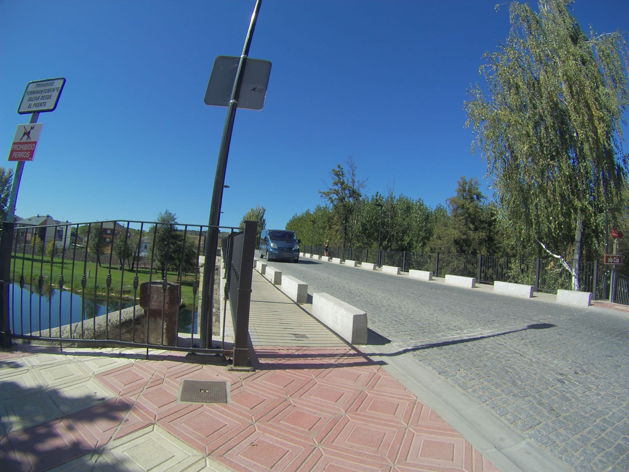 Street view near Hotel Miralrio Cacabelos, Cacabelos — © camperxr (CC BY-SA · Mapillary)