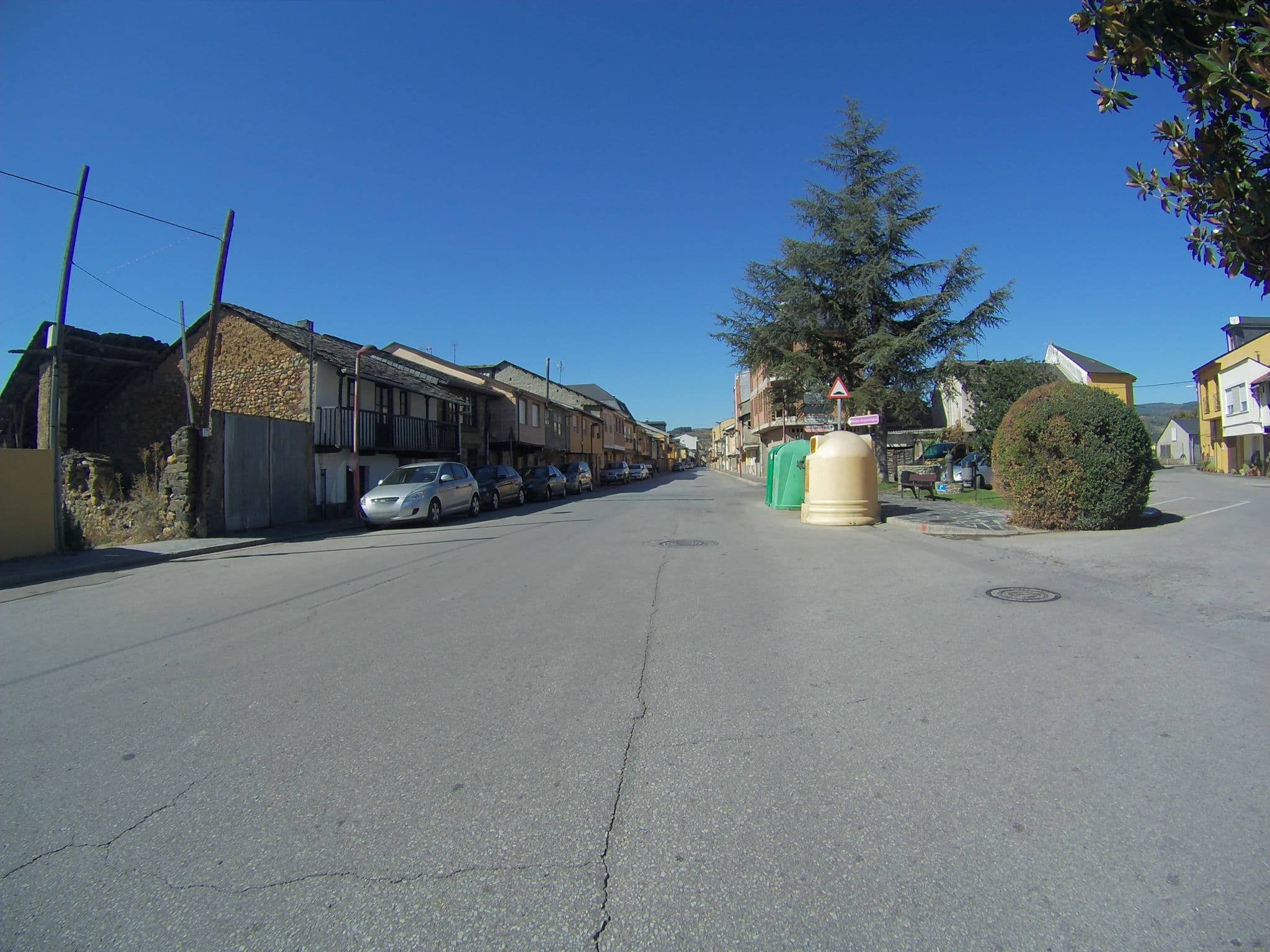Street view near Moncloa de San Lázaro, Cacabelos — © camperxr (CC BY-SA · Mapillary)