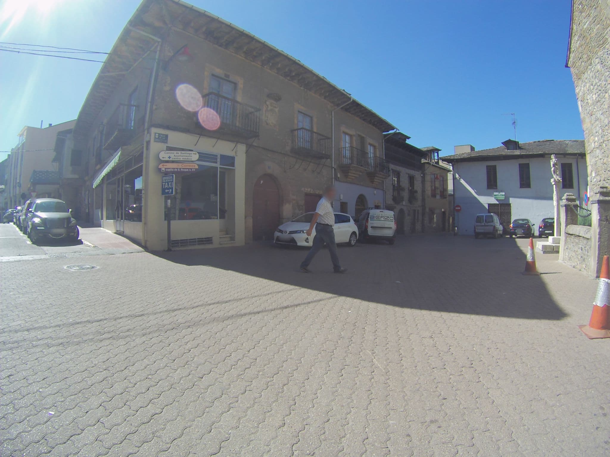 Street view near Hostal, Cacabelos — © camperxr (CC BY-SA · Mapillary)